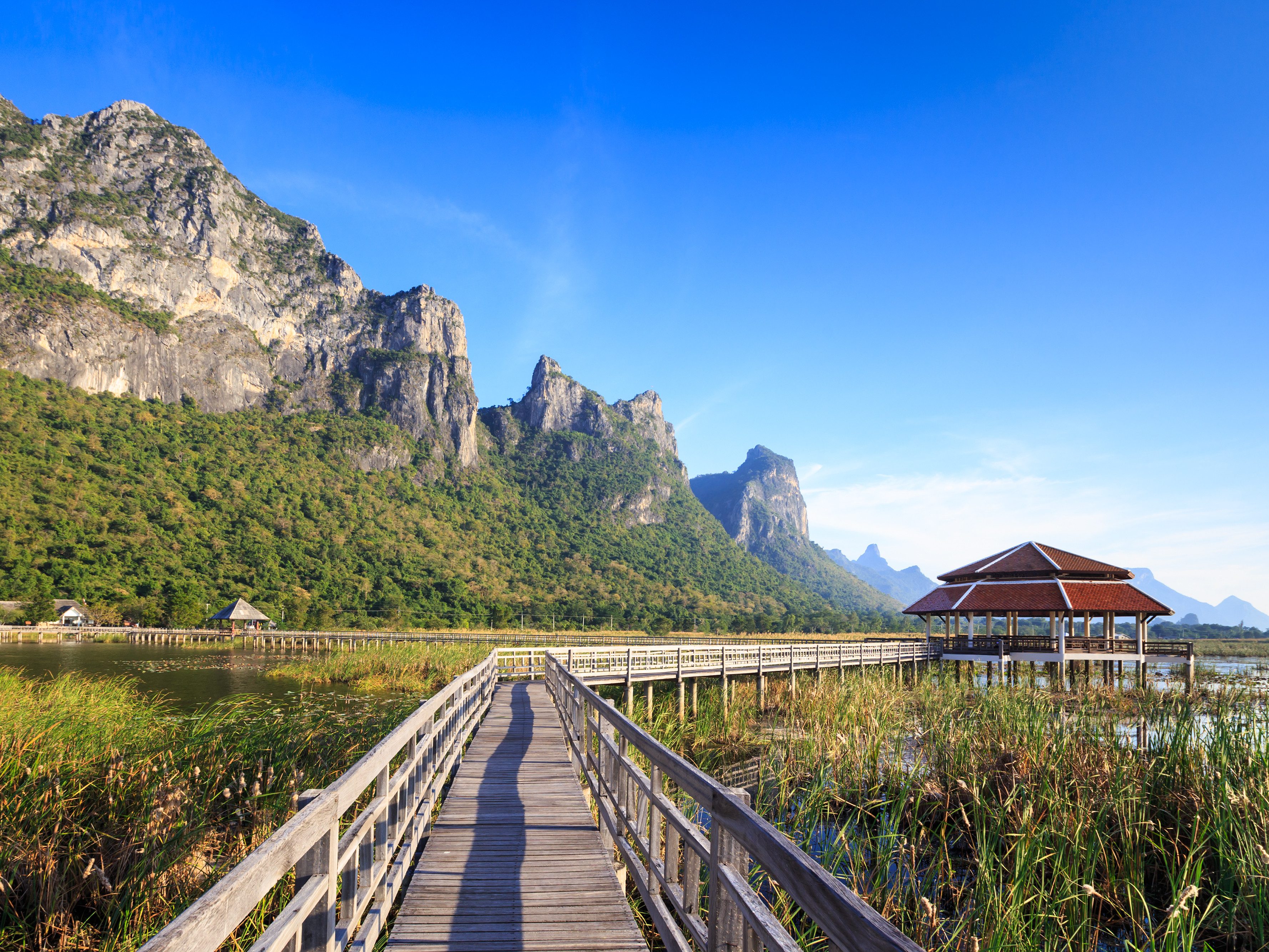 Wandel via het houten wandelpad naar de mooiste plekken in Sam Roi Yod National Park, Thailand