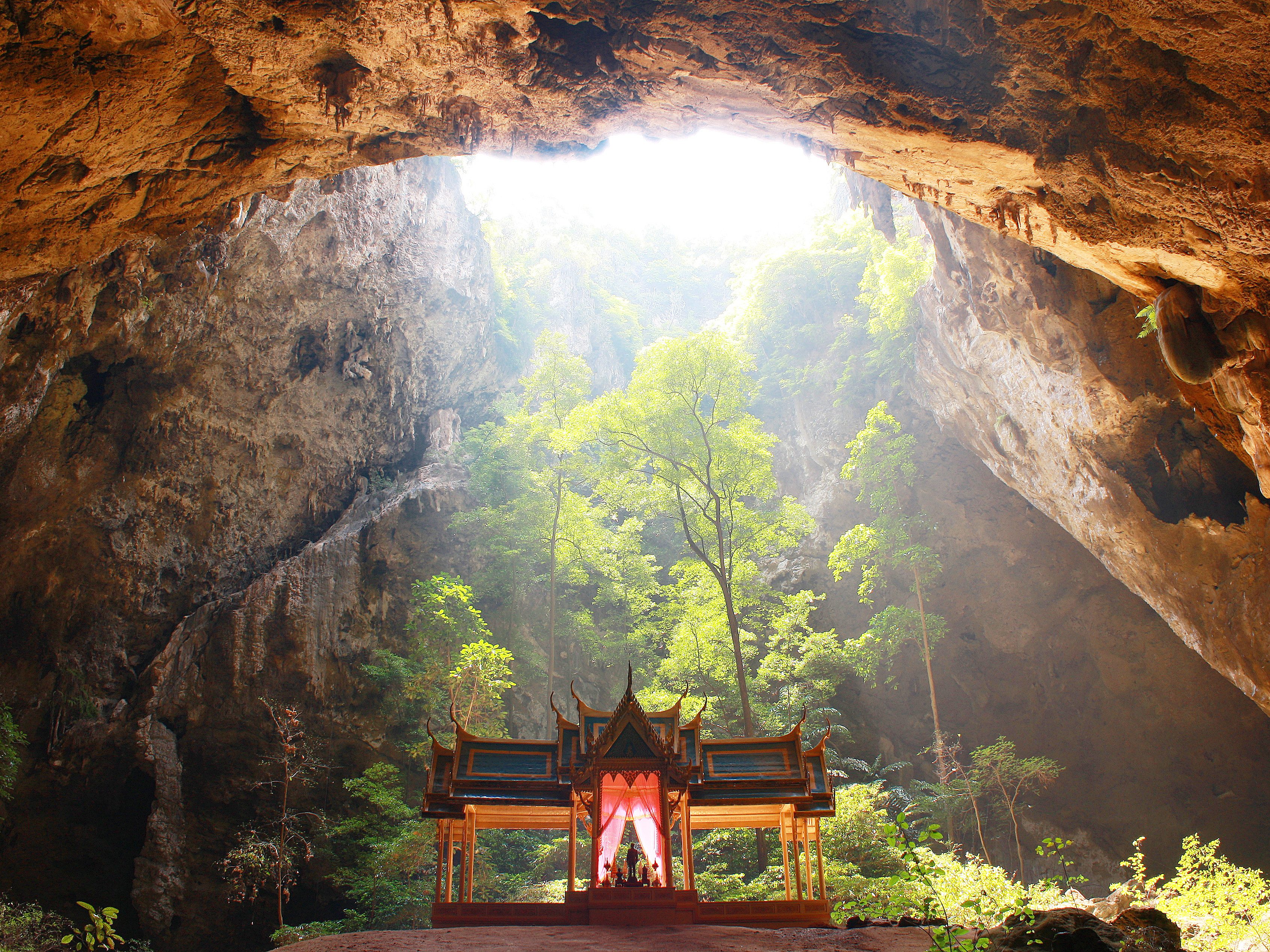 De zon schijnt in de grot van Sam Roi Yod in Hua Hin, Thailand