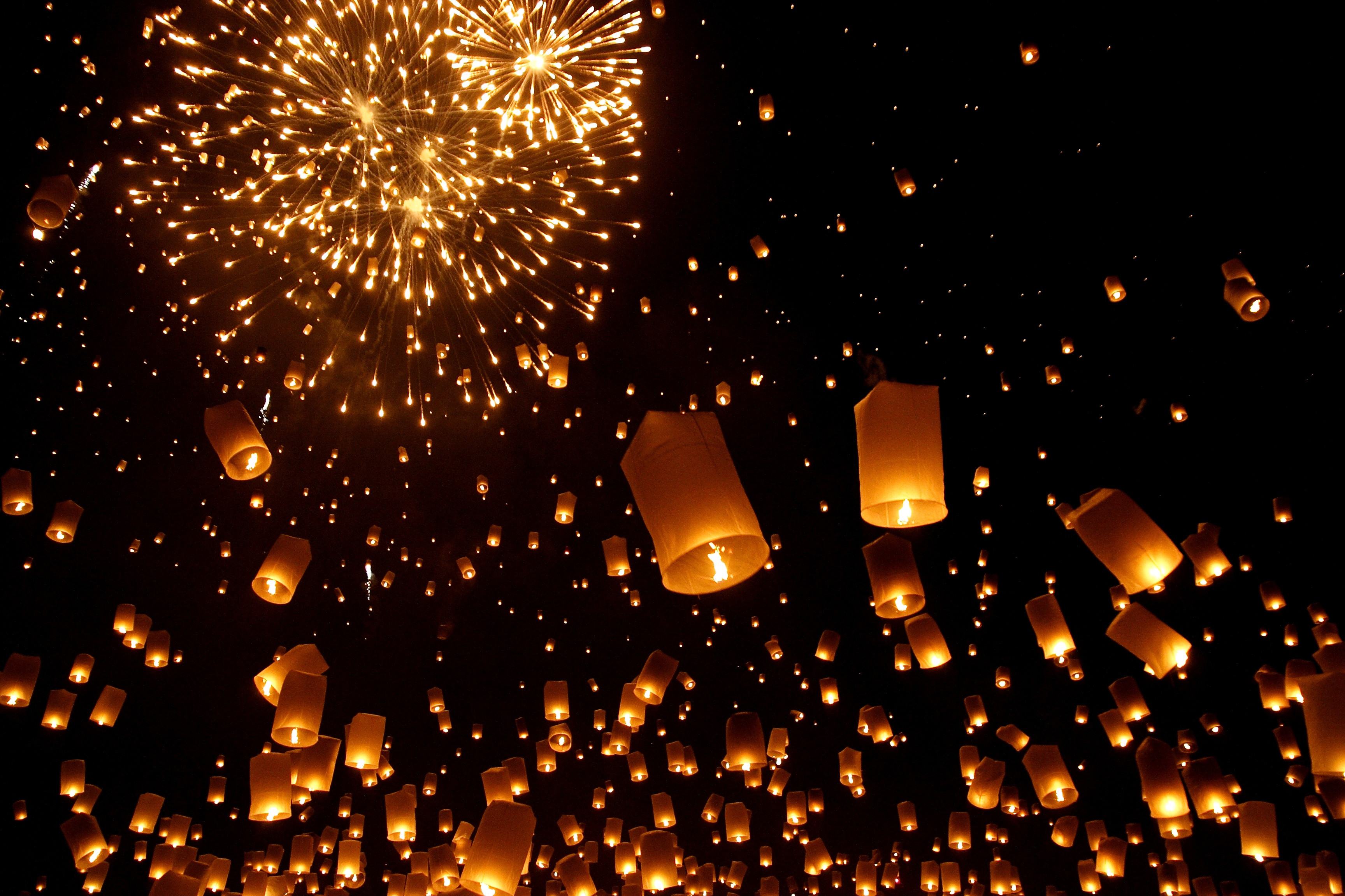Honderden wensballonnen in de lucht tijdens Loi Krathong in Sukhothai, Thailand