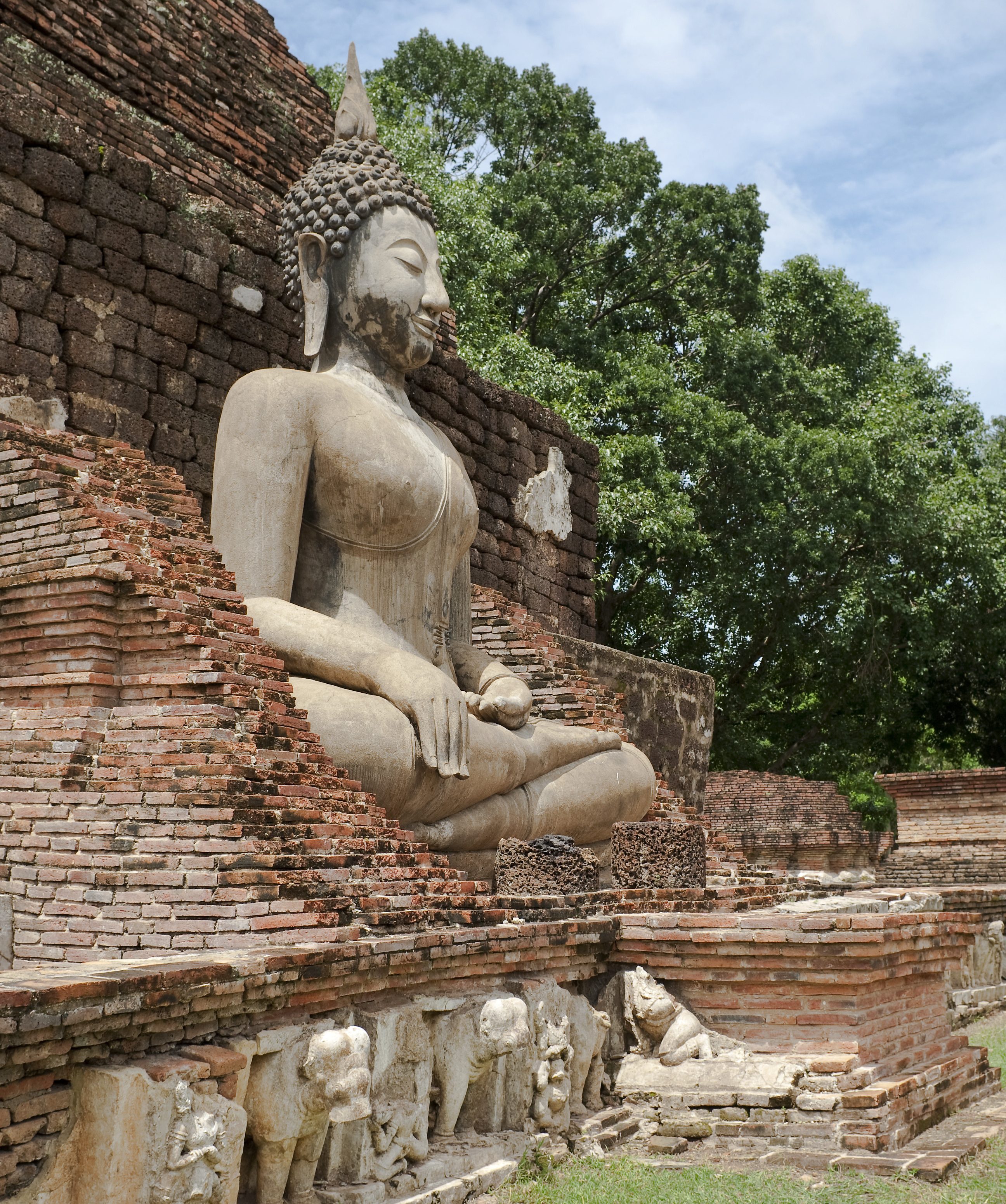 Een boeddhabeeld in het Sukhothai Historical Park in Sukhothai, Thailand