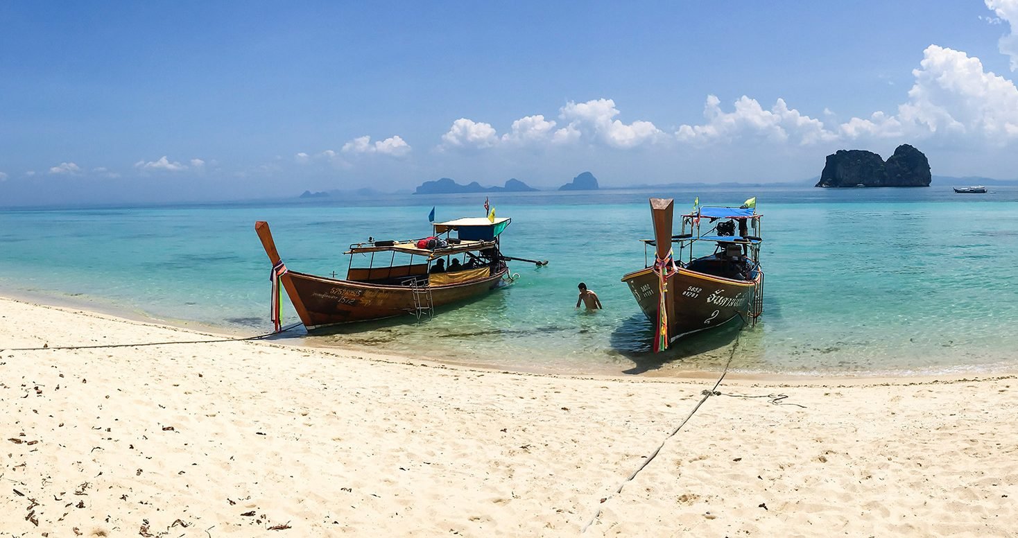 Vissersboten op het zandstrand van Koh Lanta, Thailand