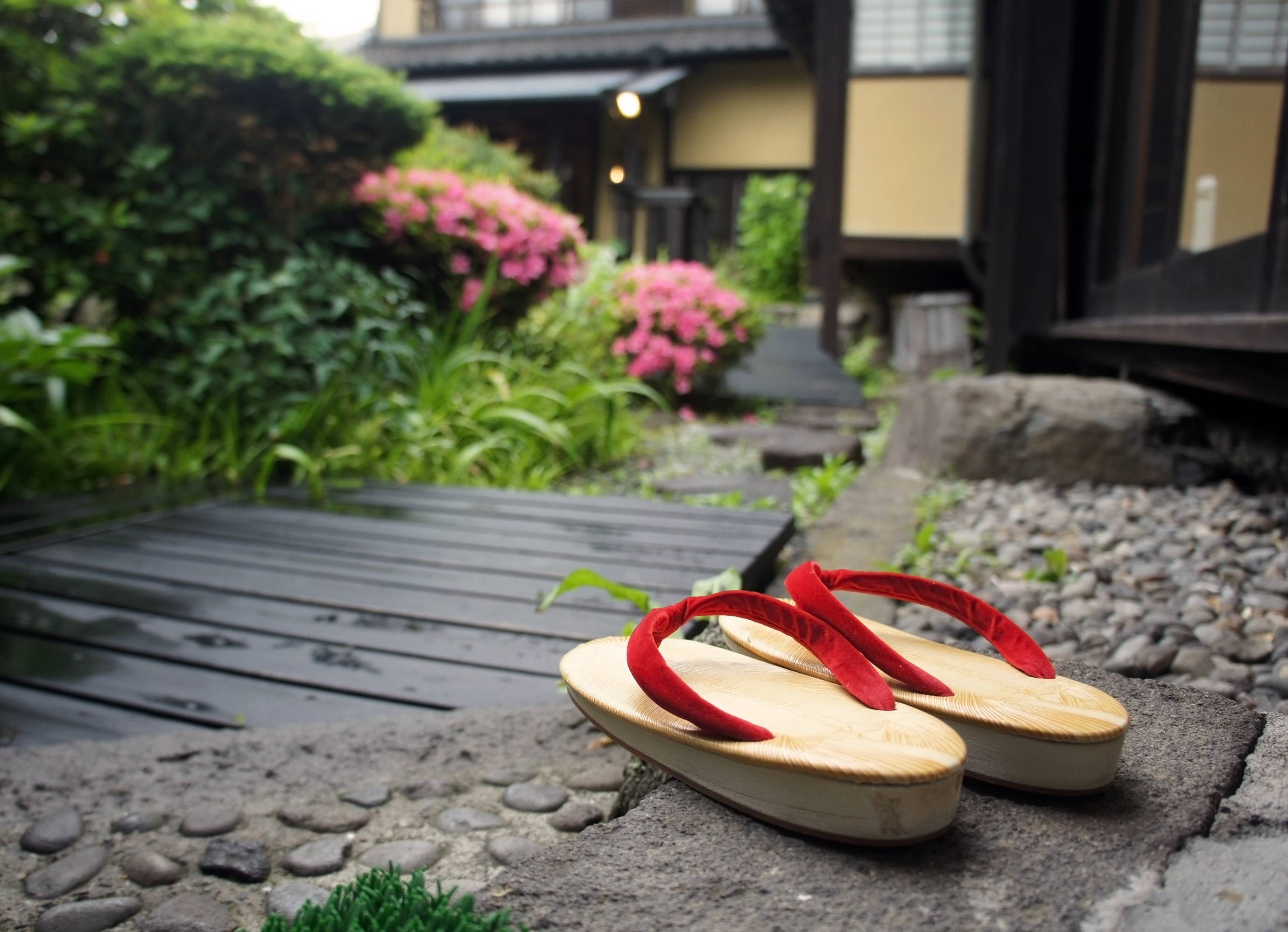 Houten slippers voor de ingang van een ryokan in Japan