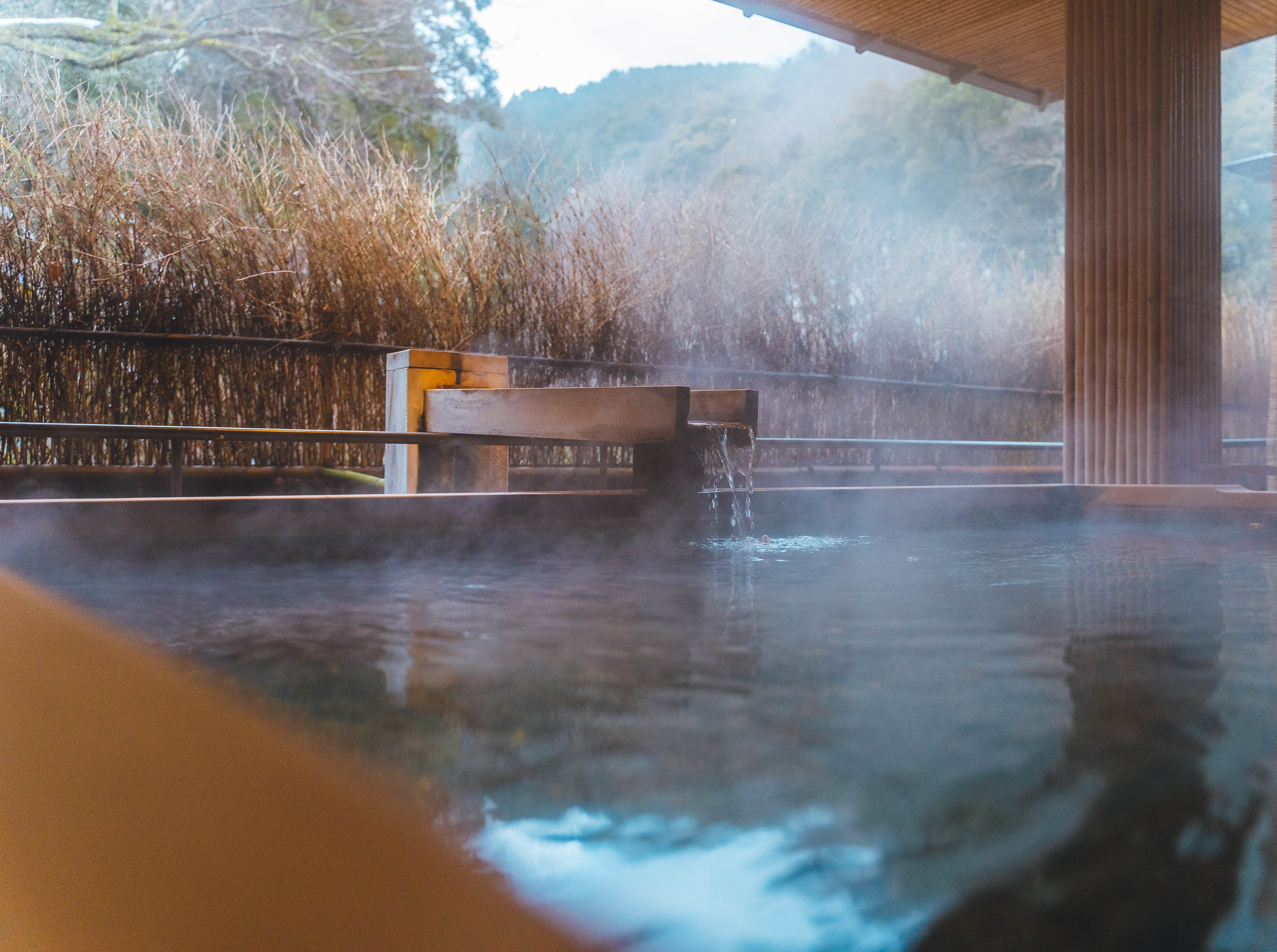 Uitrusten in een warmwaterbron in een ryokan in Japan