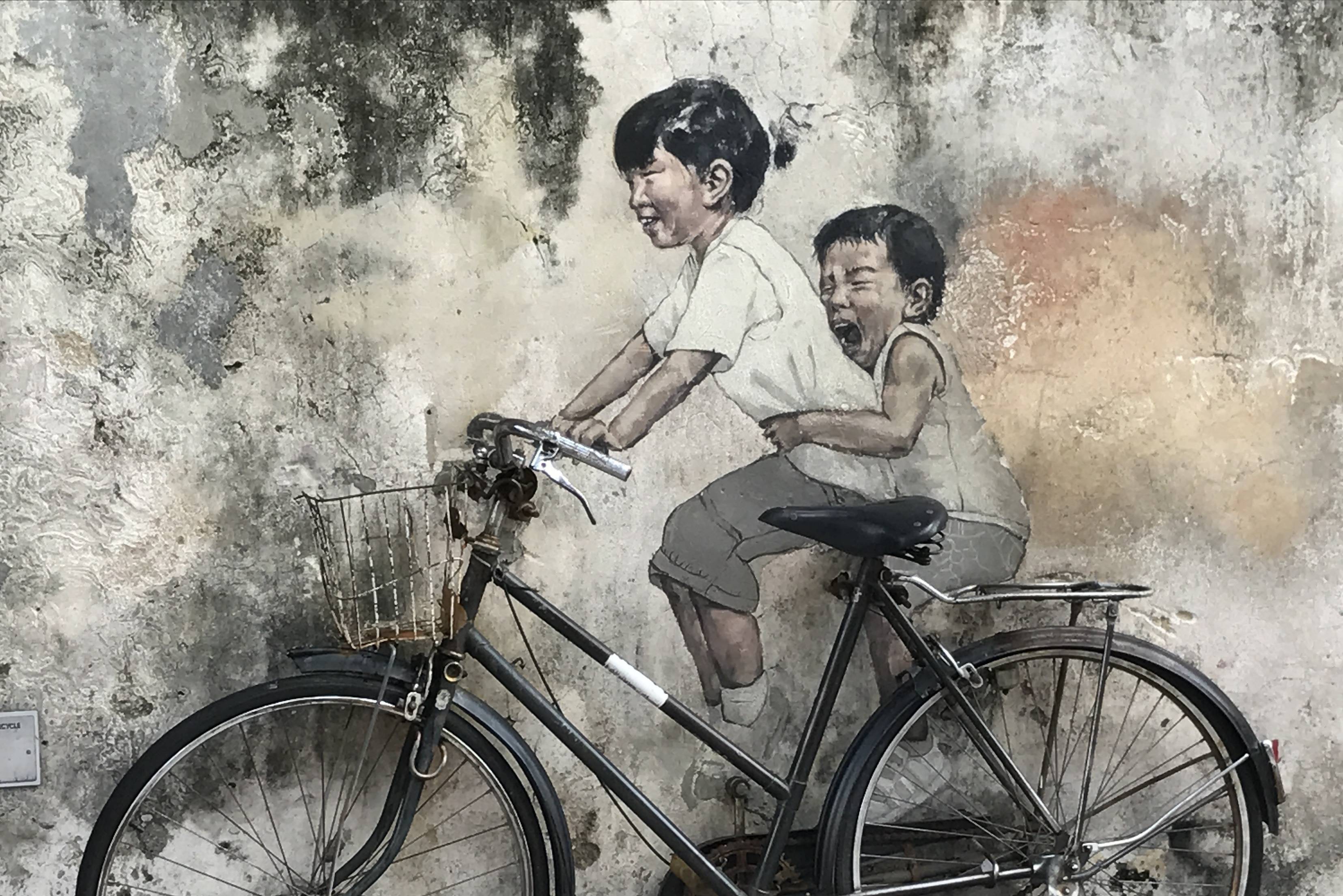 Penang streetart kinderen op de fiets in Maleisie