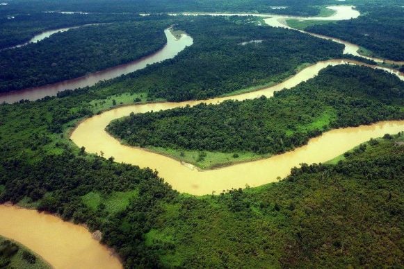 Upper Baram rivier bij Mulu in Maleisisch Borneo