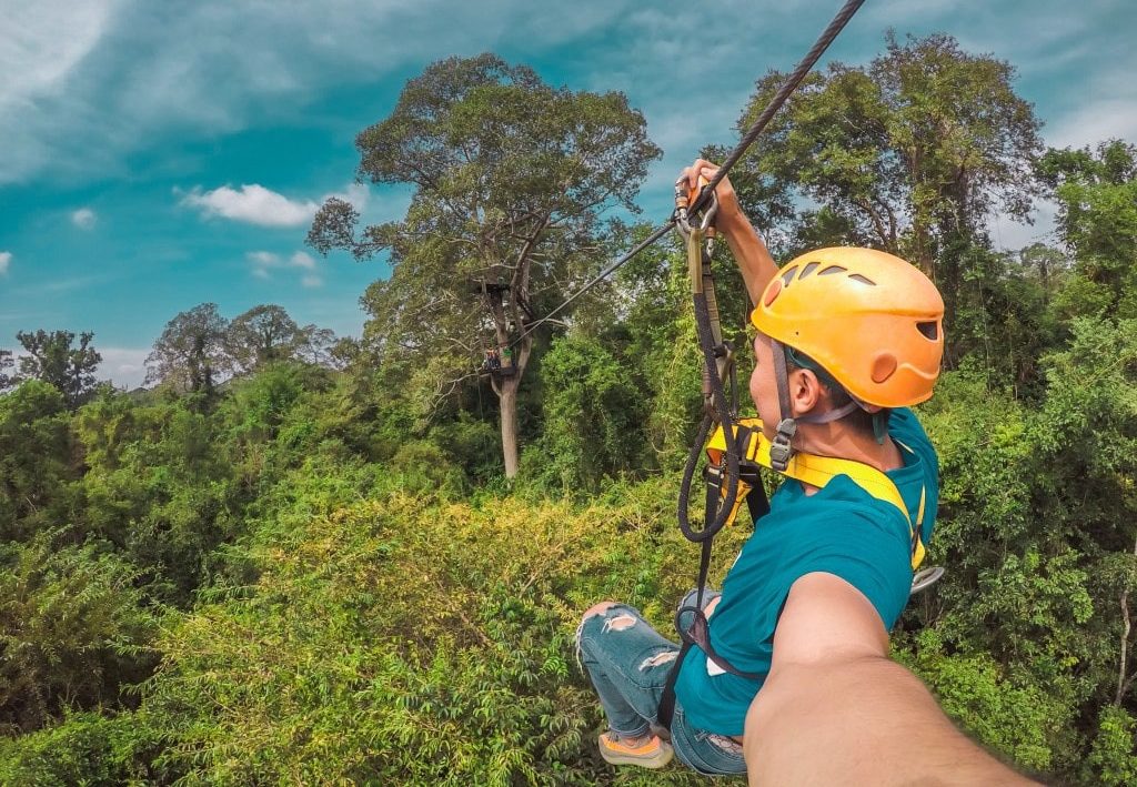 Ziplinen in de natuur bij Angkor Wat, Cambodja