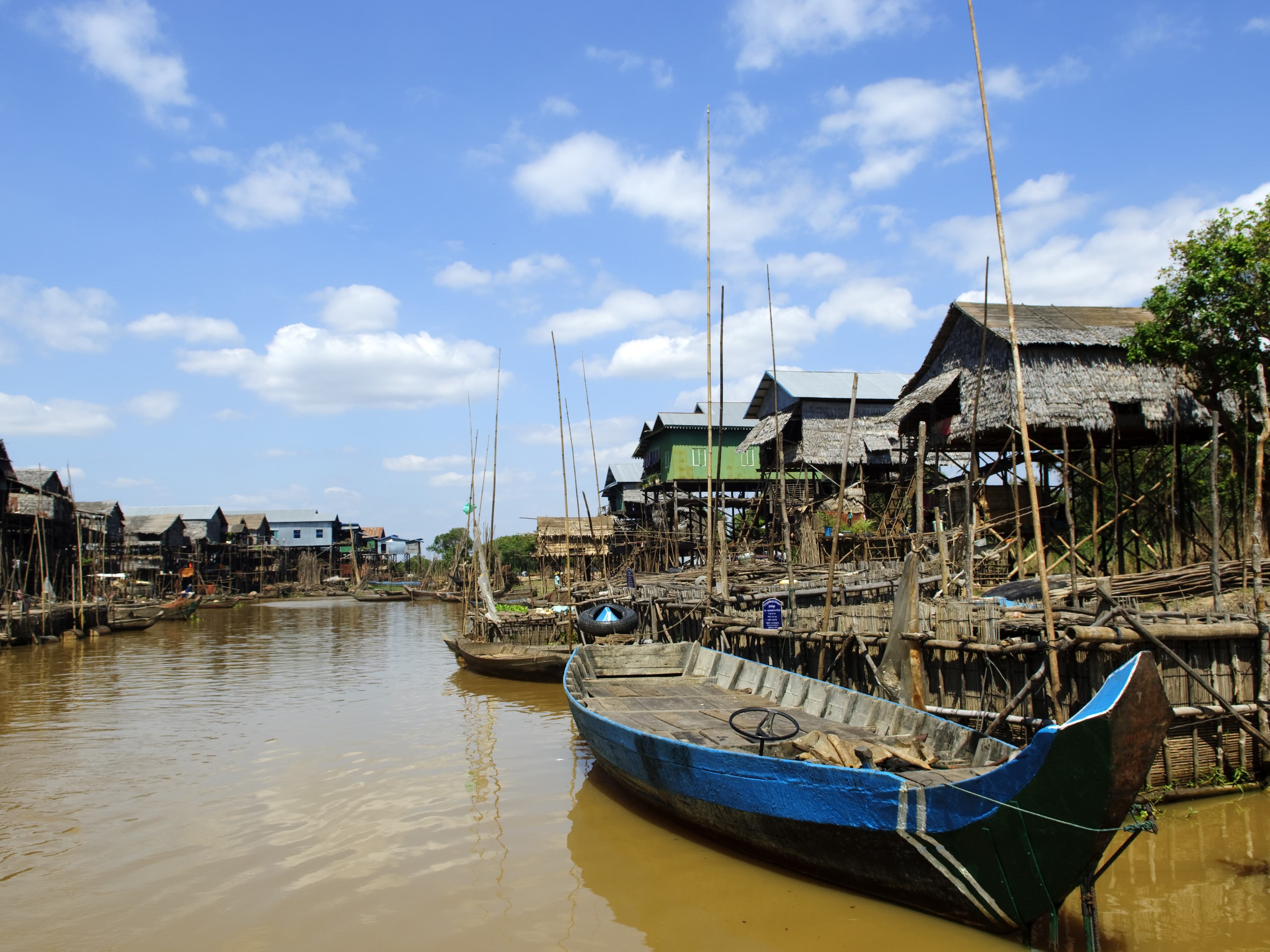 Houten huizen op palen in het Tonle Sap-meer in Siem Reap, Cambodja