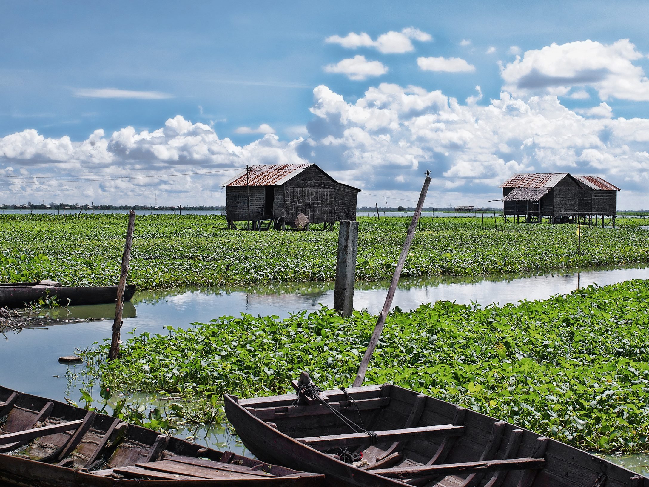 Houten huizen op palen in het Tonle Sap-meer, Cambodja