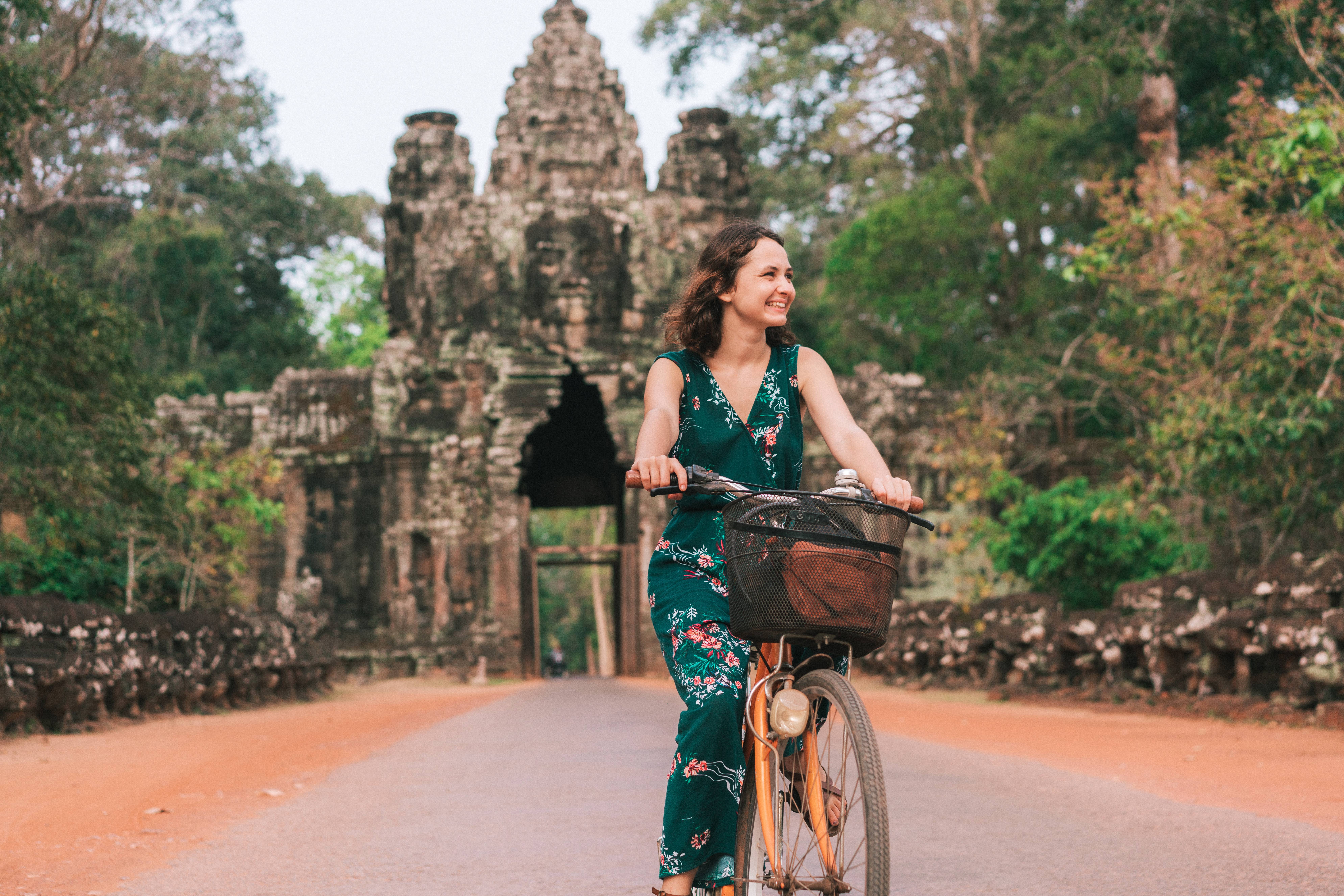 Fietsend door het tempelcomplex van Angkor Wat, Cambodja