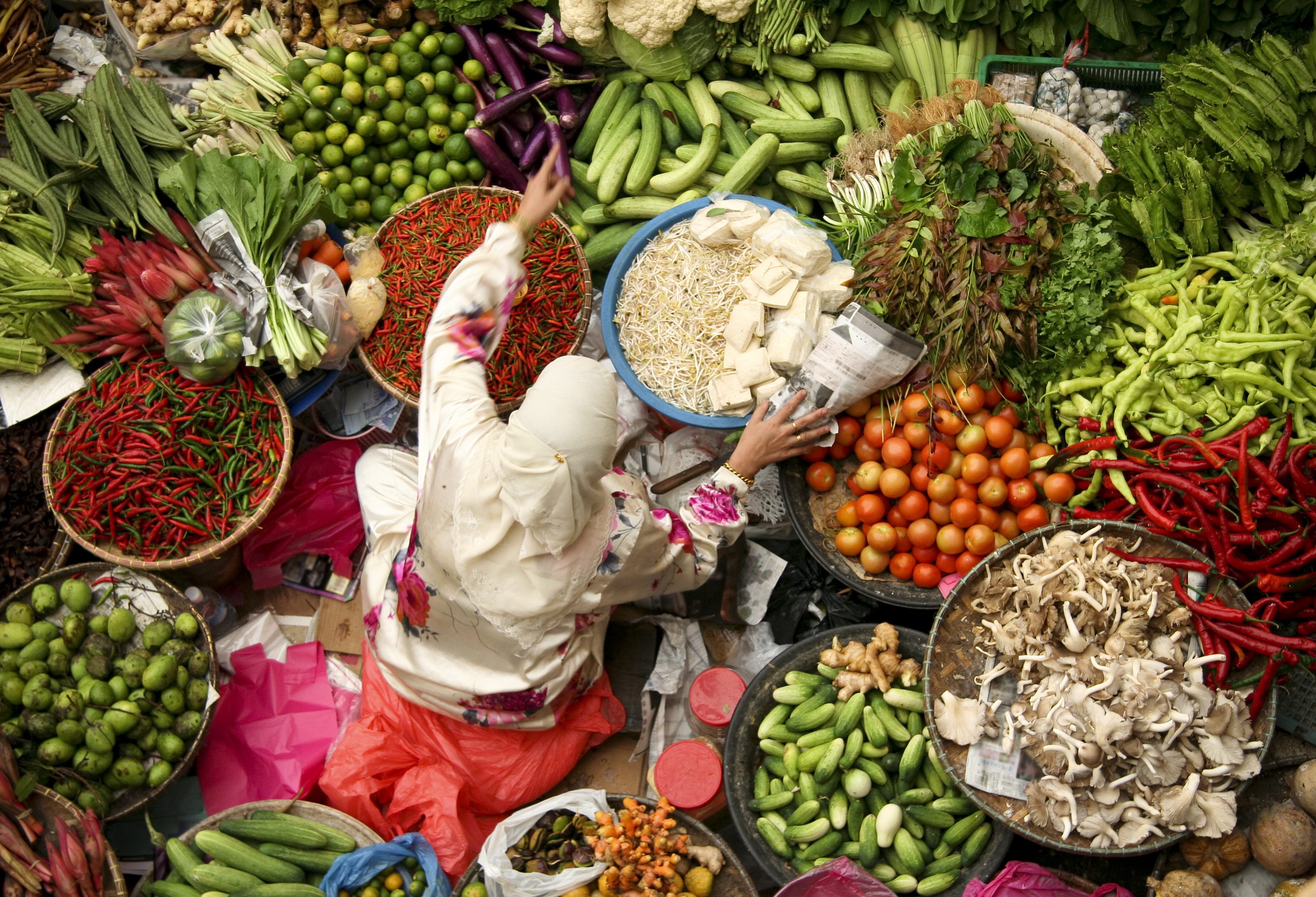 Рынок свежих овощей. Овощи Азии. Овощной рынок. Овощной базар в Азии. Индийский рынок.