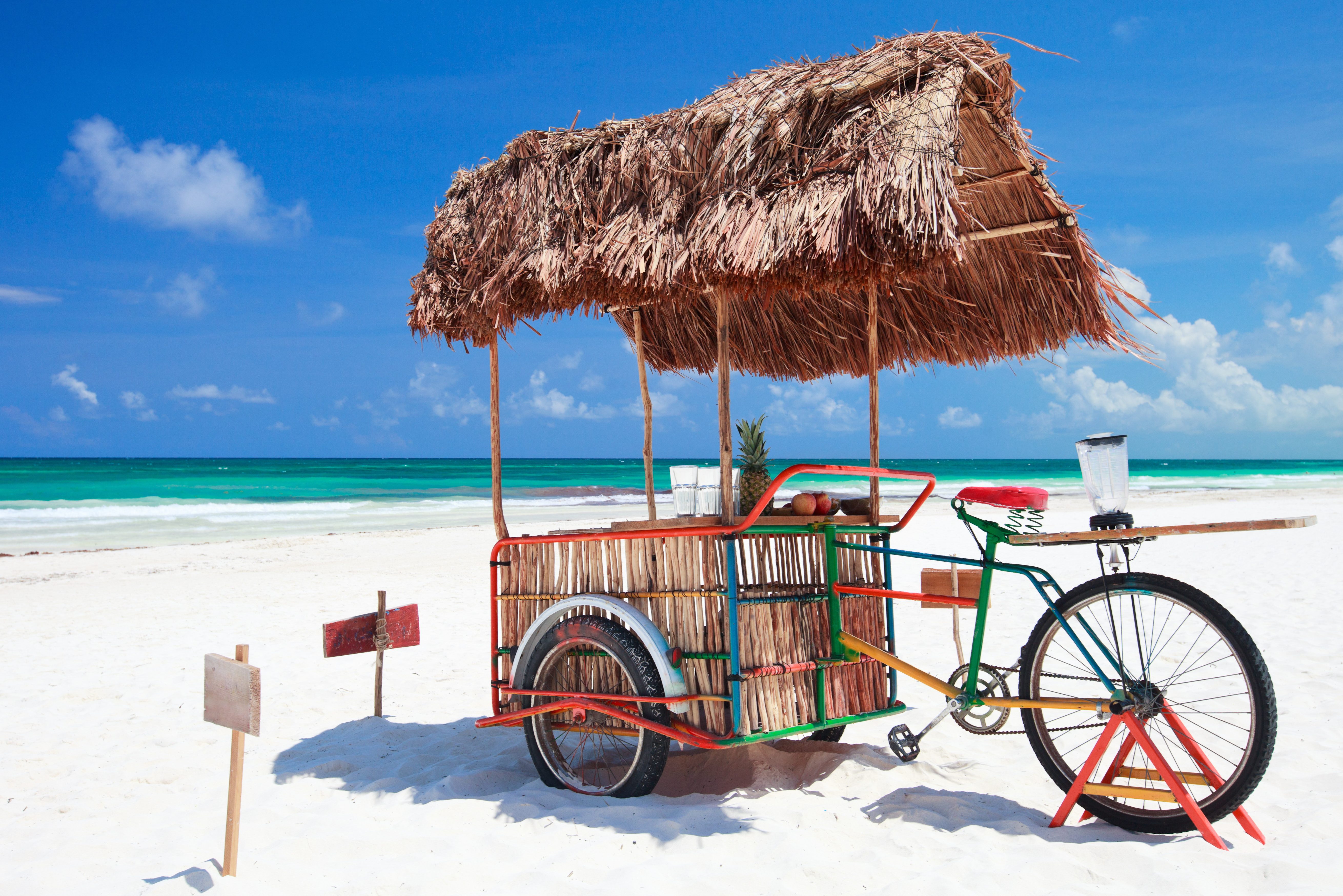 Kleurrijke fruitbar op het strand van Tulum in Yucatan Mexico