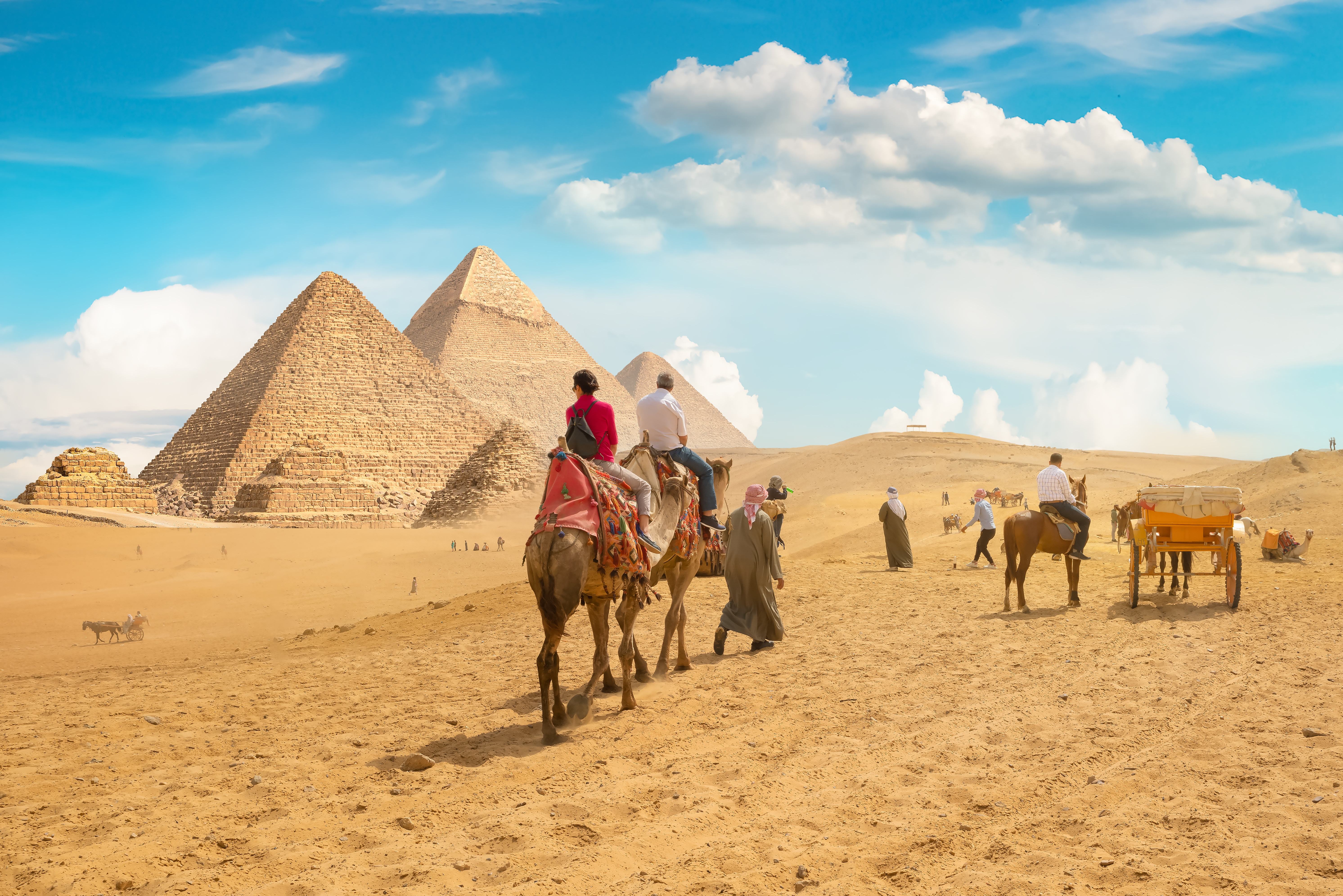 Kamelenrit bij de piramides van Gizeh in egypte