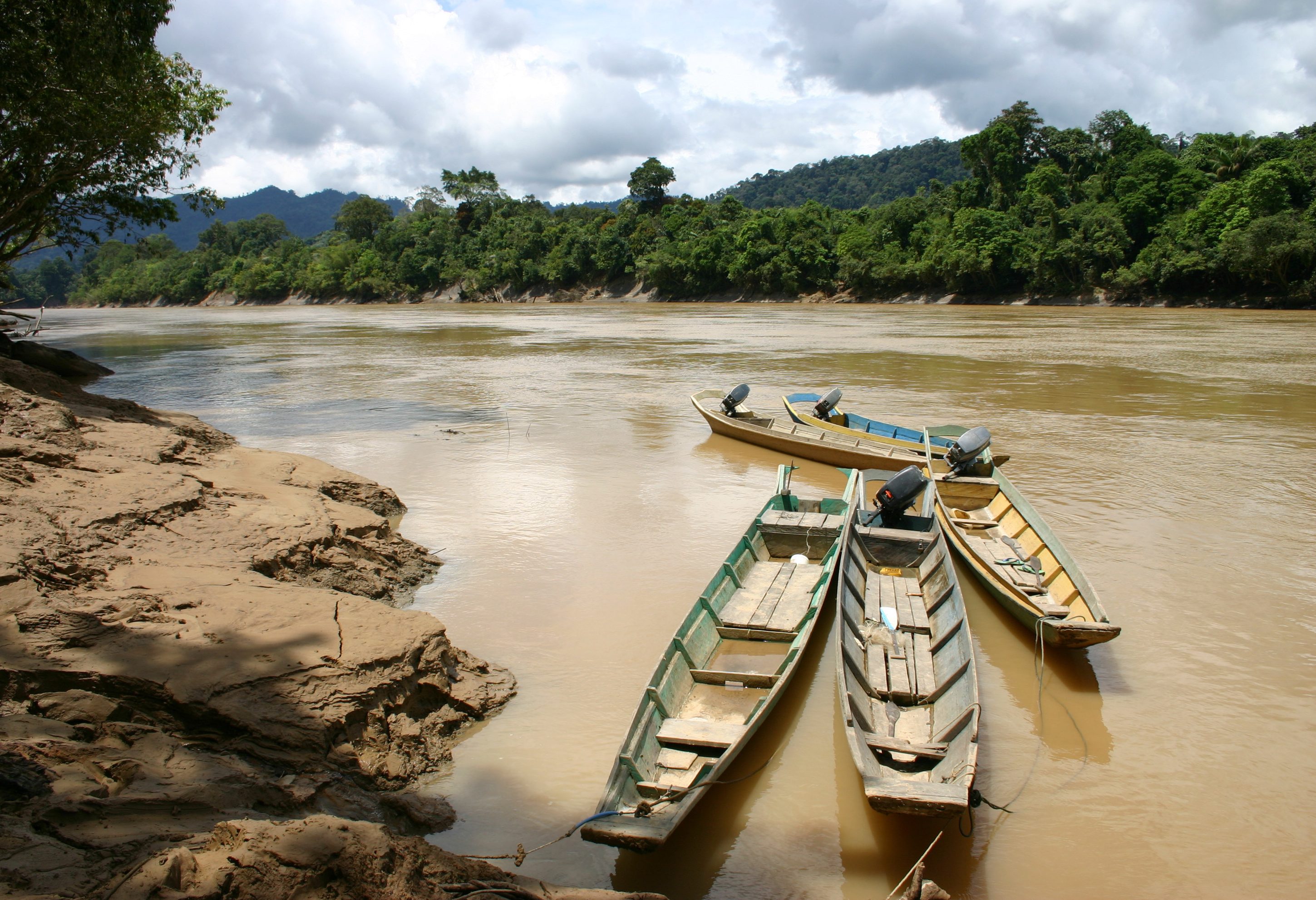 Longboten bij Batang Ai in Sarawak