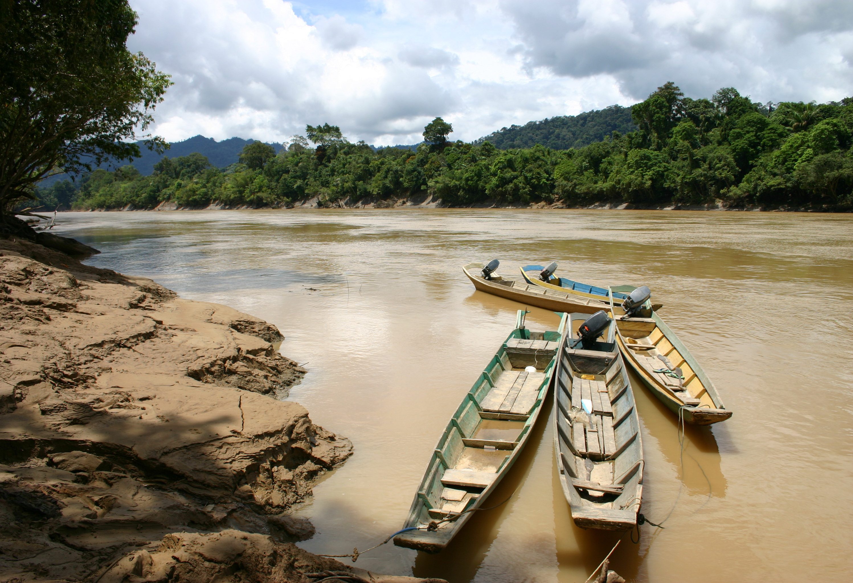Longtail boten bij Batang Ai in Sarawak