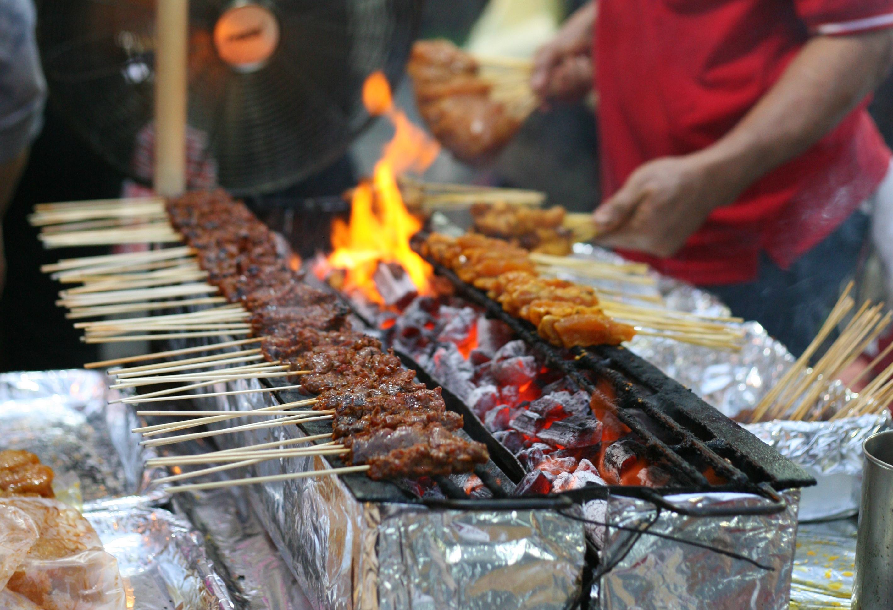Smullen van sate in Singapore