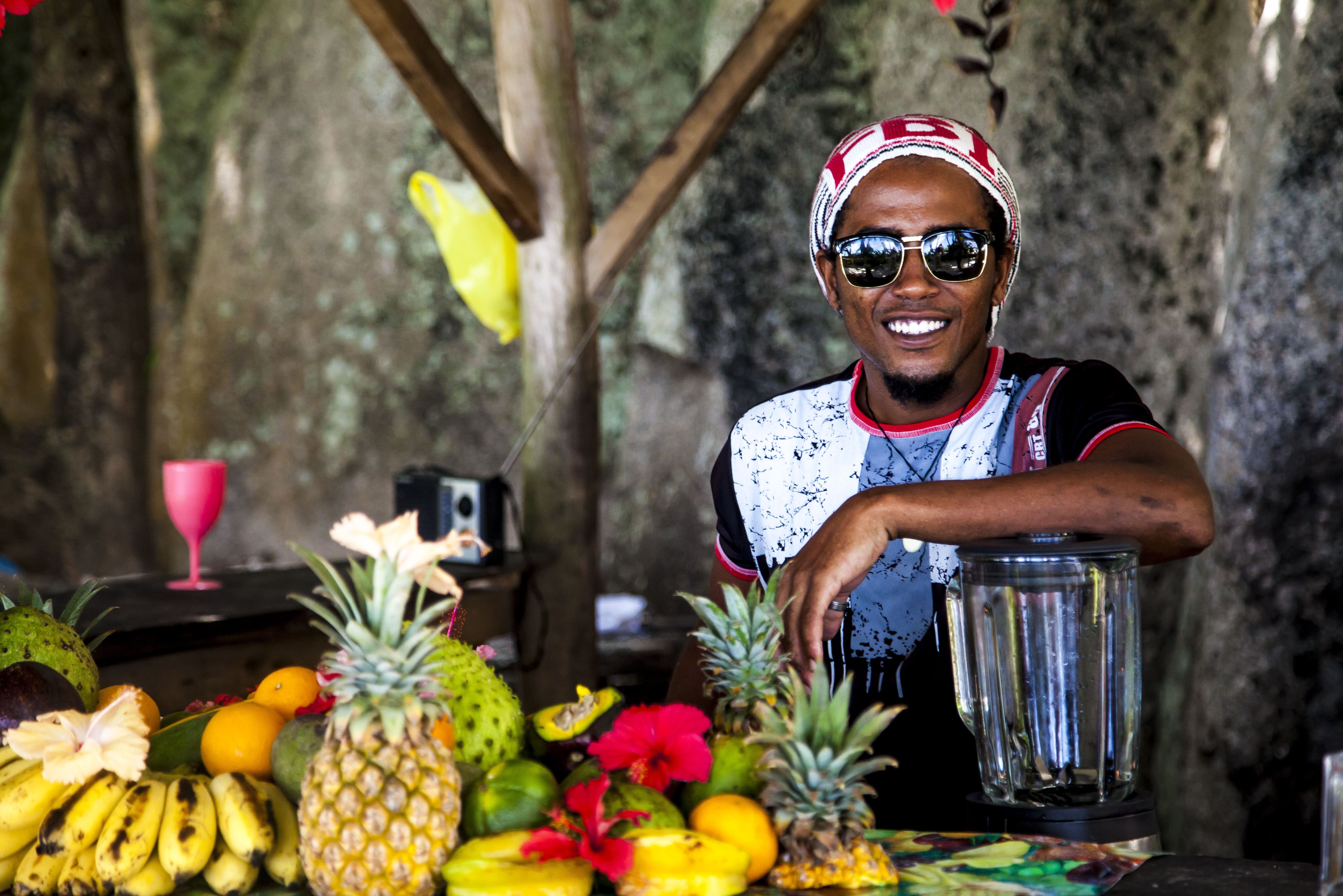 Lokale verkoper op La Digue in de Seychellen