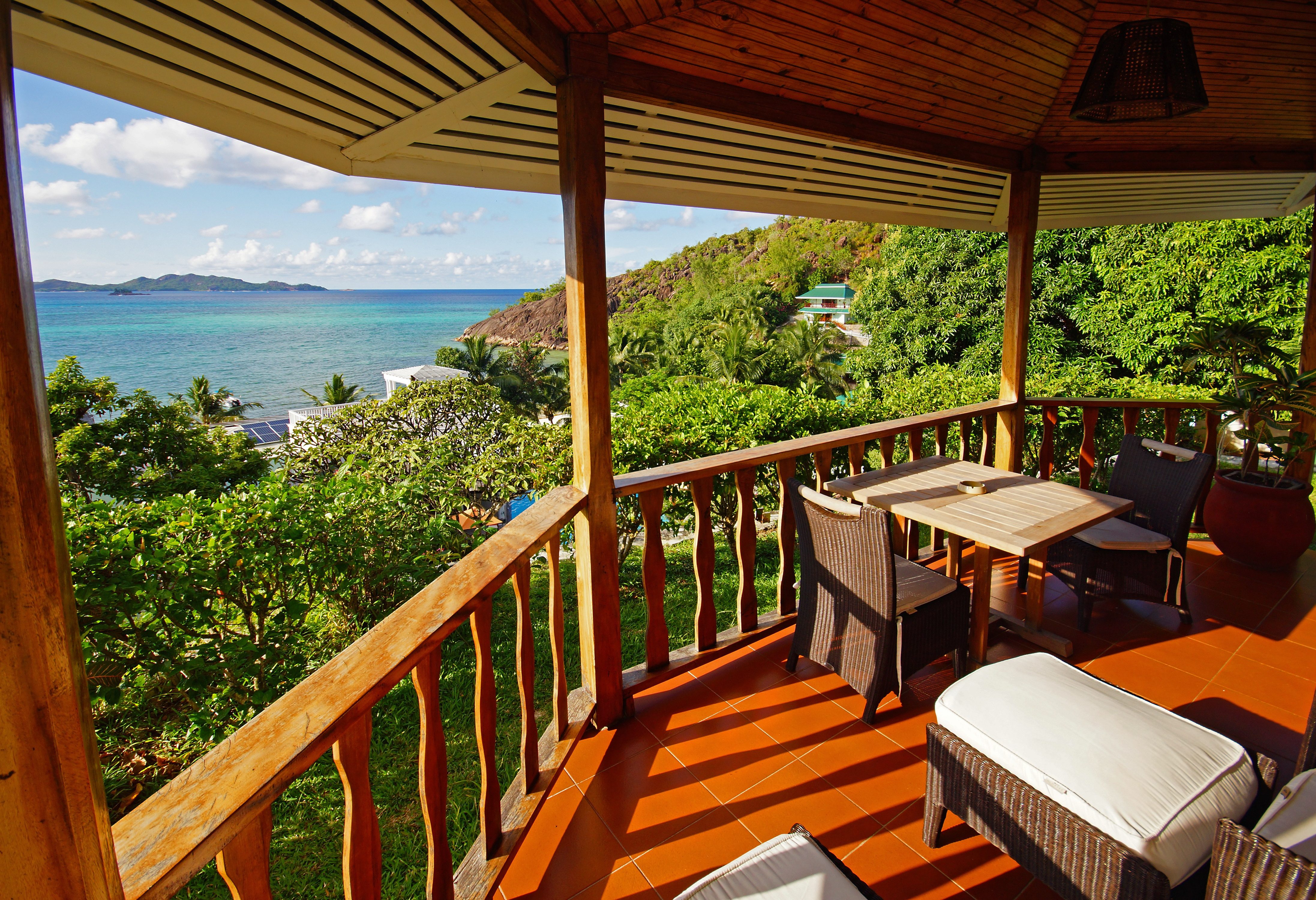 Uitzicht vanaf Hotel L'Archipel op Praslin in de Seychellen