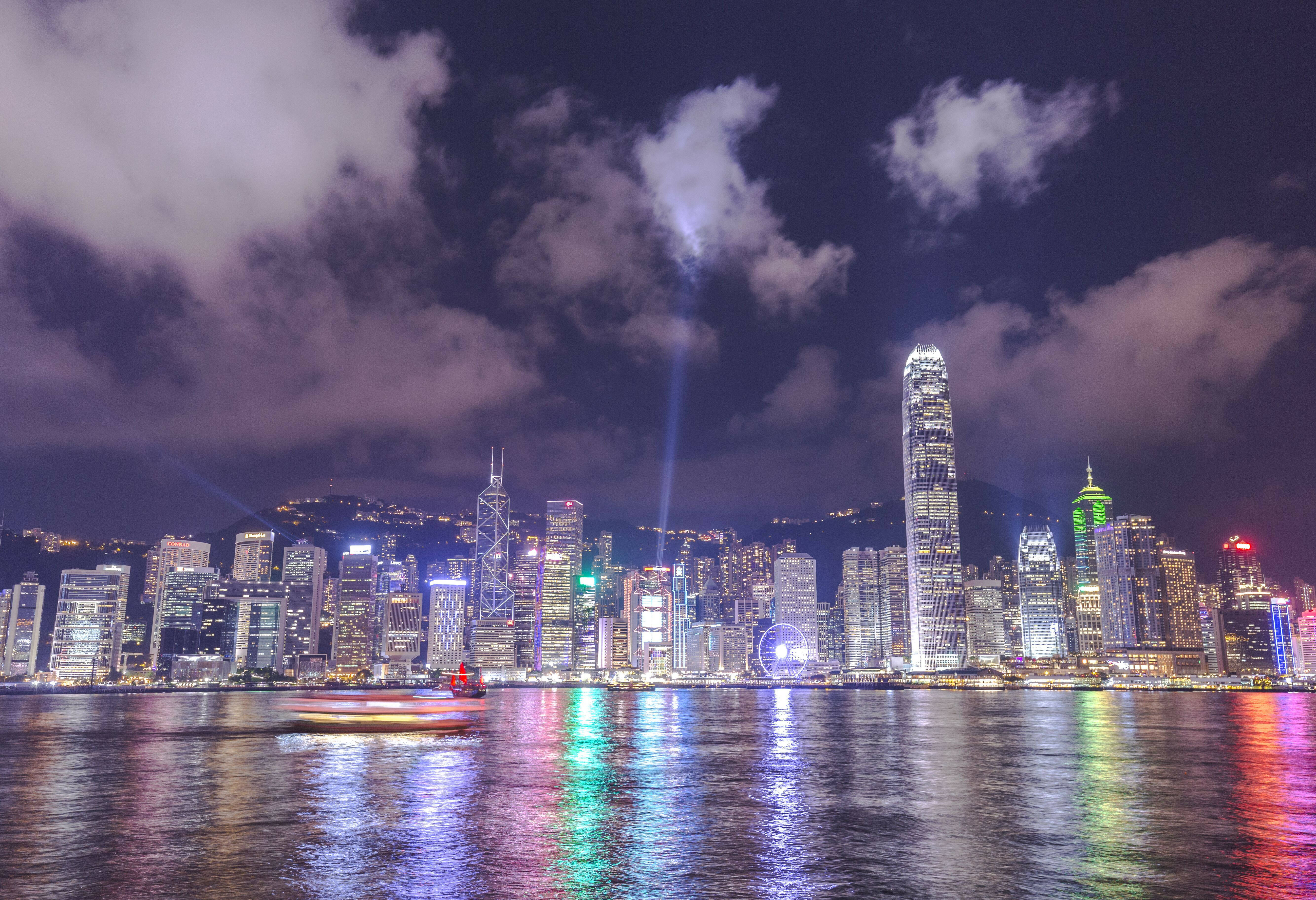 Skyline Hong Kong met neon verlichting