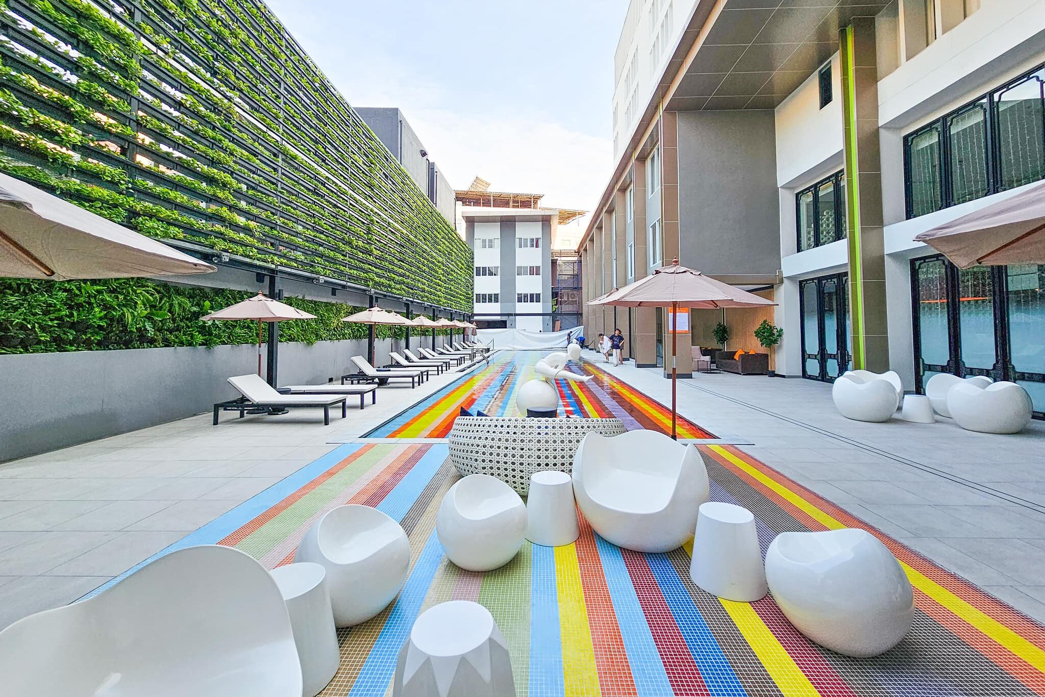 Zwembad van Tinidee Trendy Bangkok