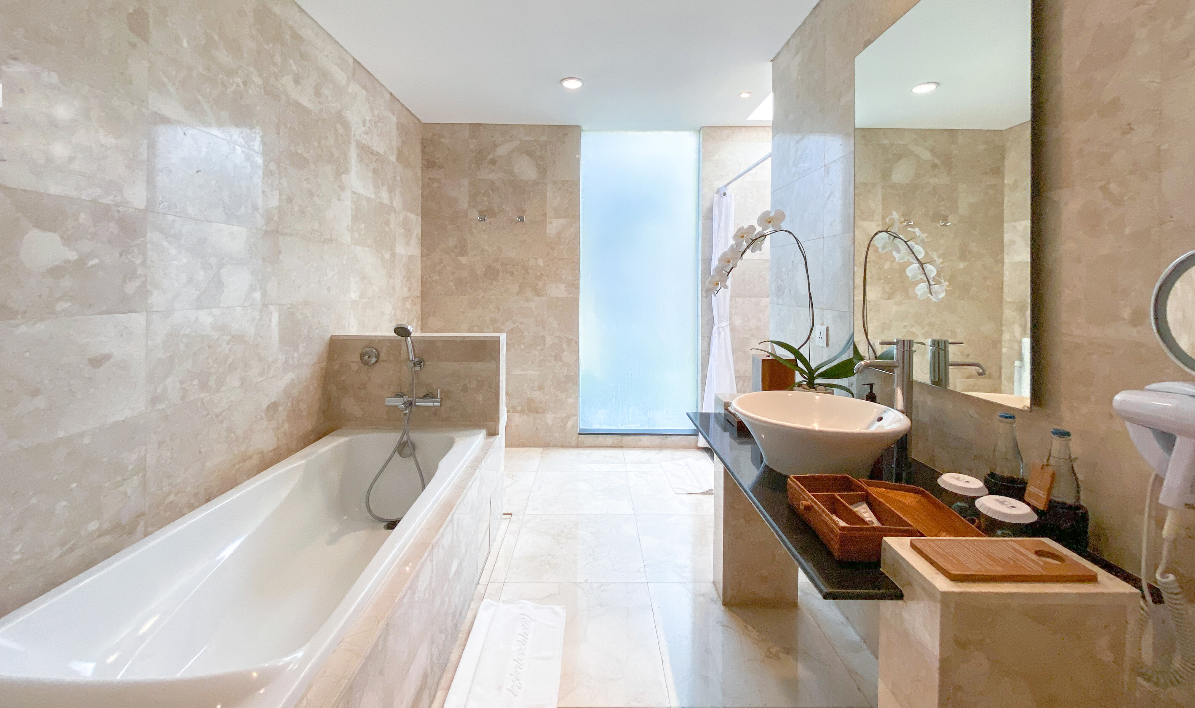 Badkamer van de Deluxe Garden Bungalow in het Legian Beach Hotel op Bali