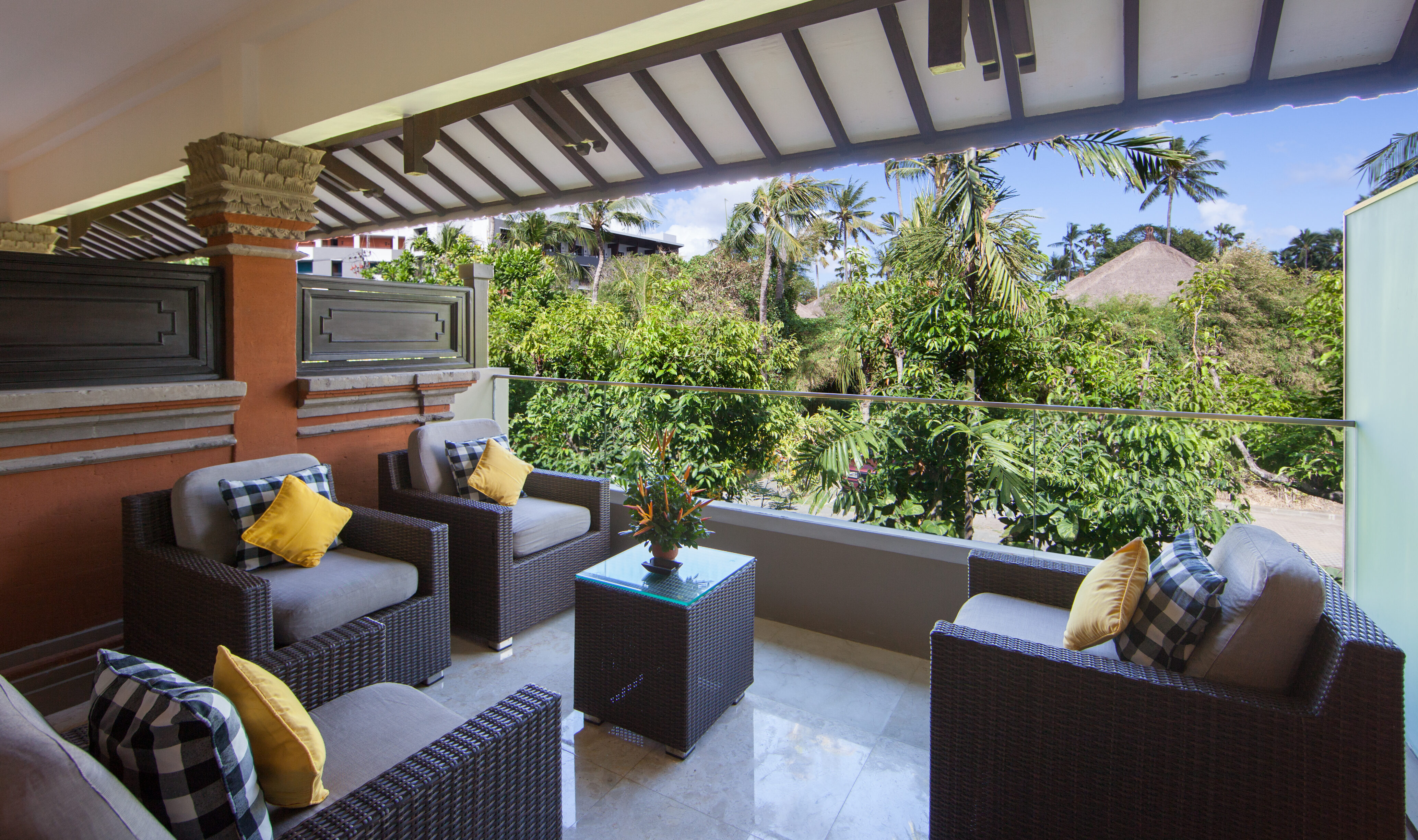 Deluxe Family kamer balkon in het Legian Beach Hotel op Bali