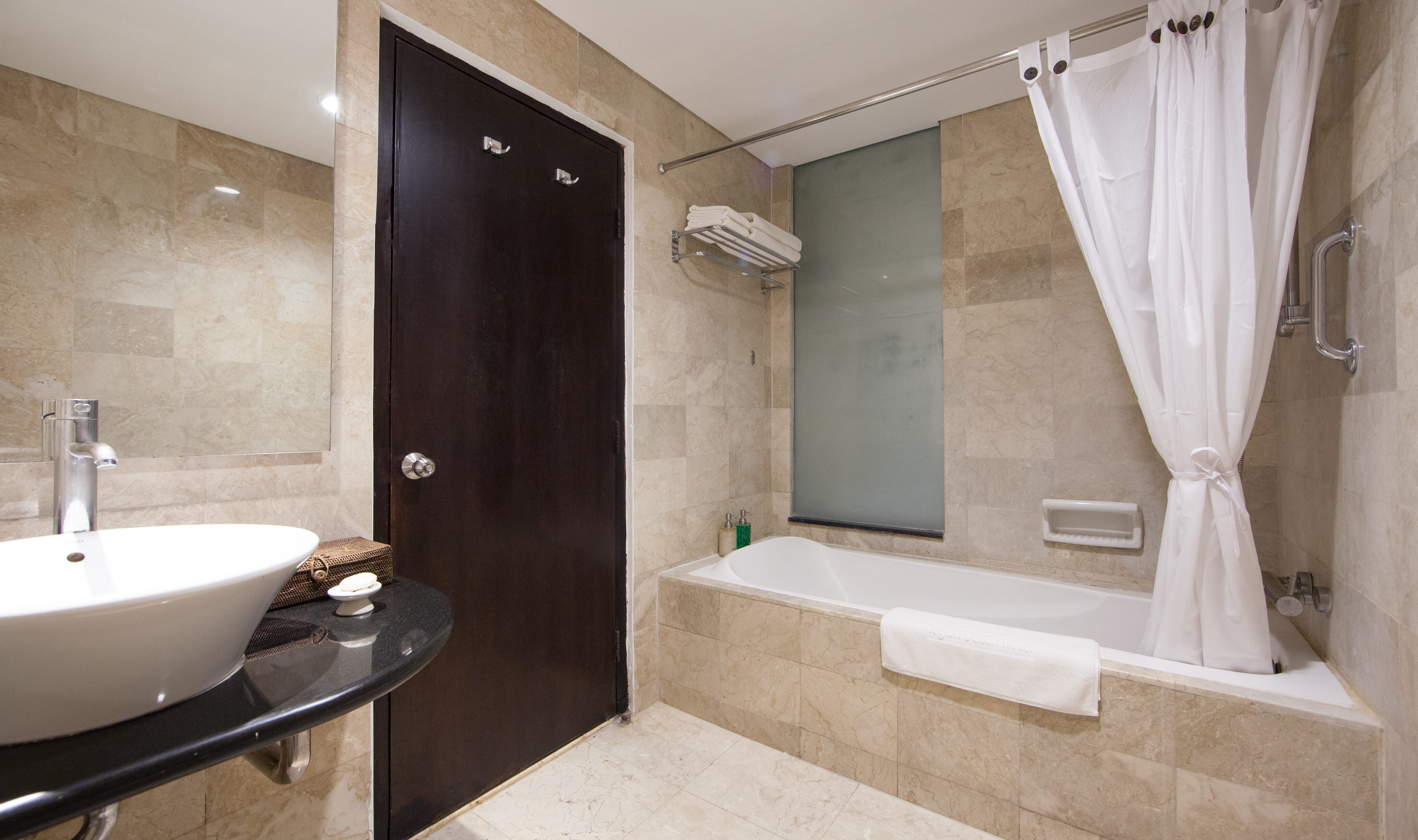 Deluxe Family kamer badkamer beneden in het Legian Beach Hotel op Bali