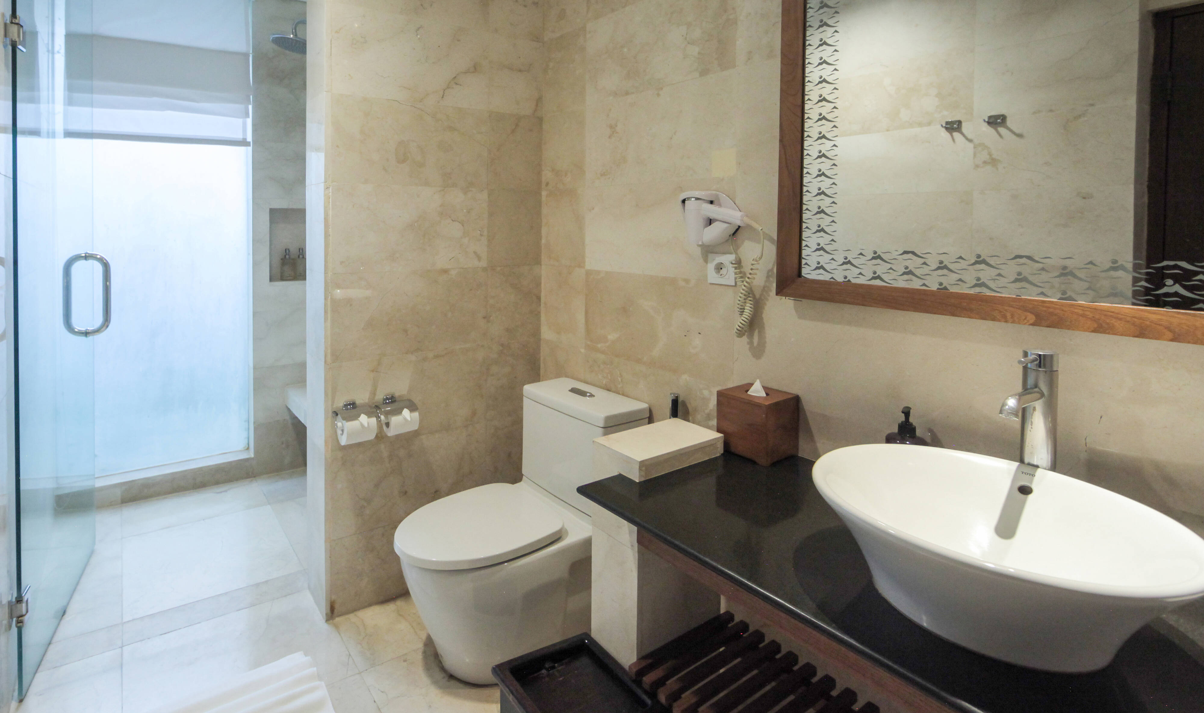 Badkamer van de Deluxe Garden kamer in het Candi Beach Resort in Candidasa op Bali