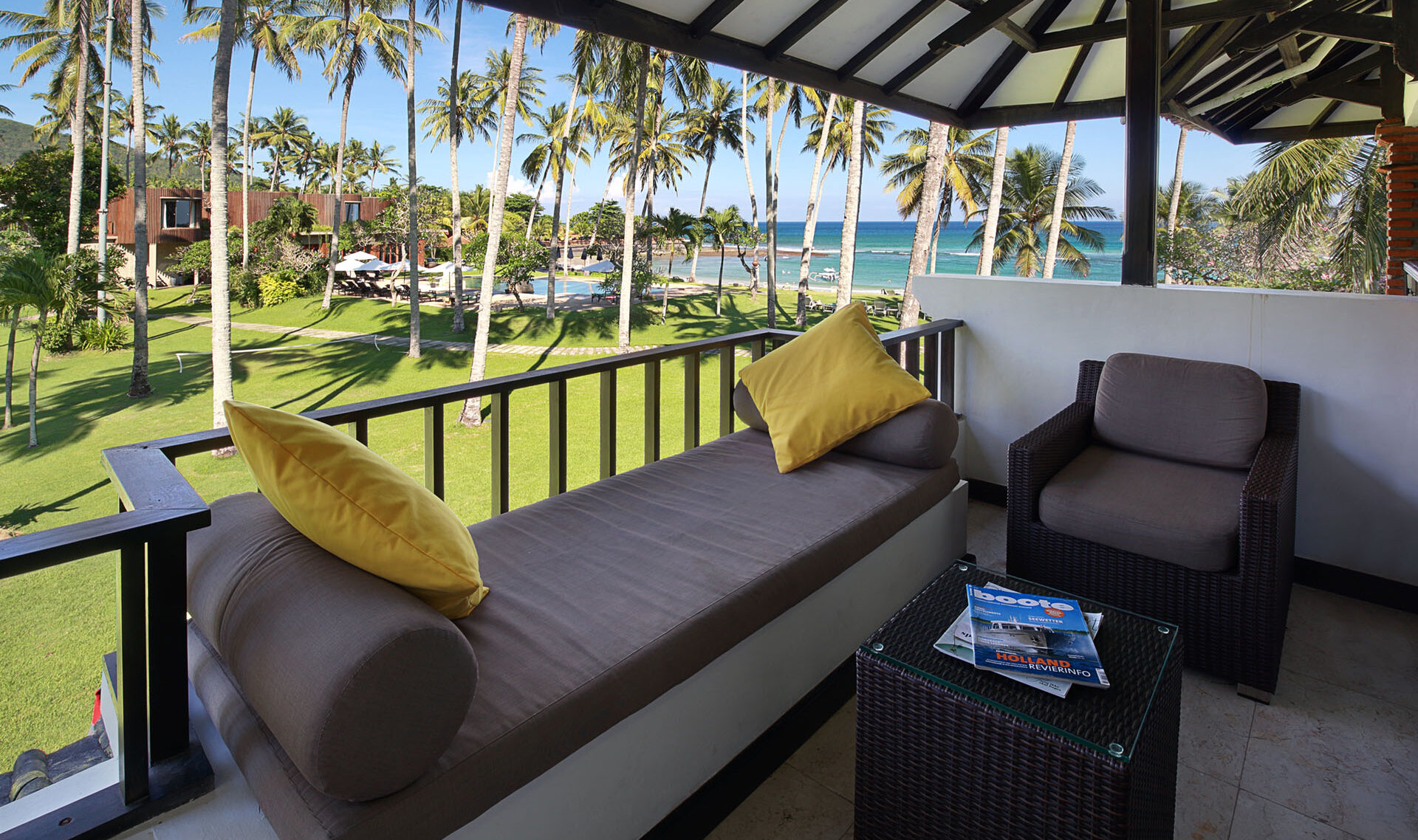 Balkon van de Deluxe Ocean kamer in het Candi Beach Resort in Candidasa op Bali