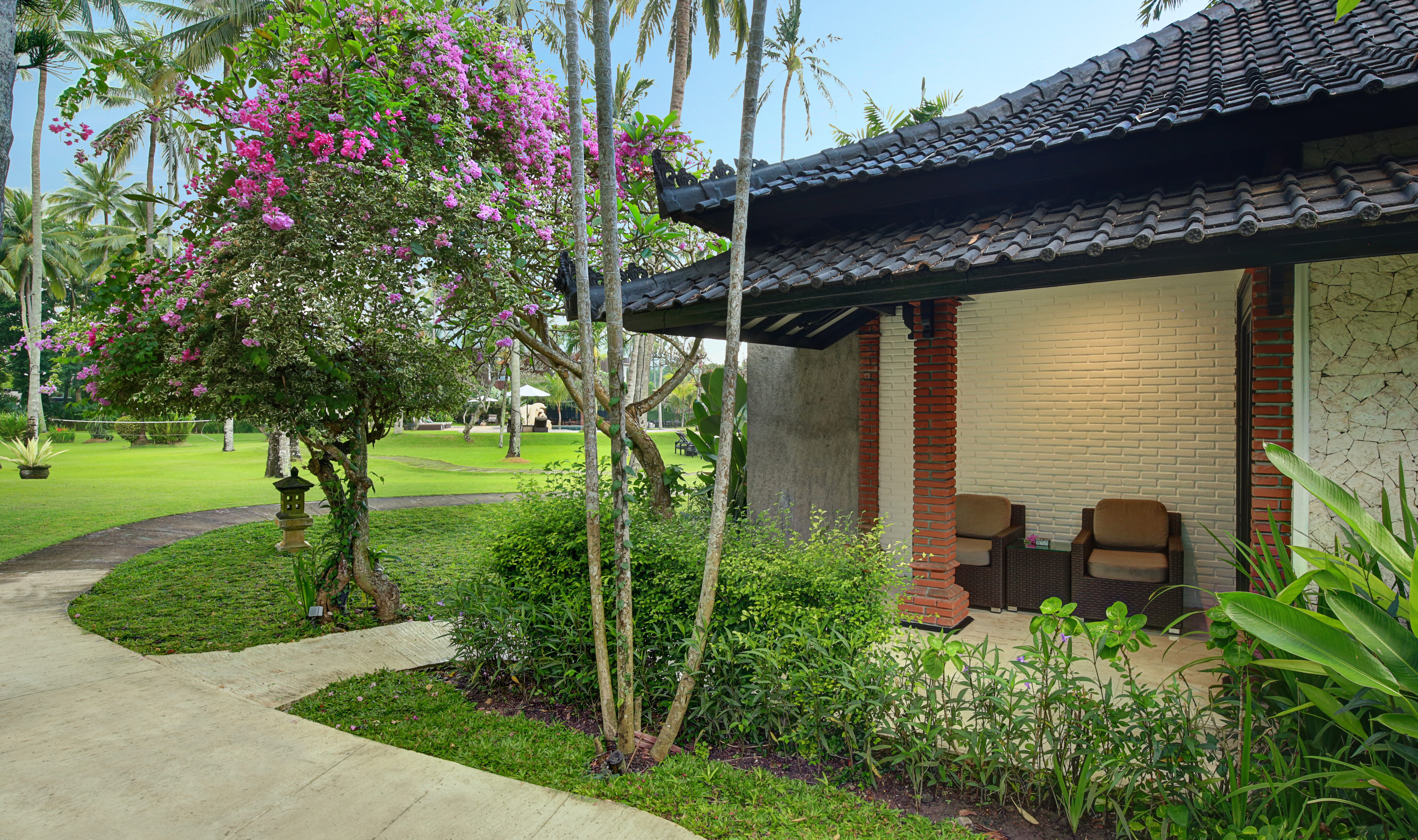 Deluxe Garden Bungalow buitenkant in het Candi Beach Resort in Candidasa op Bali