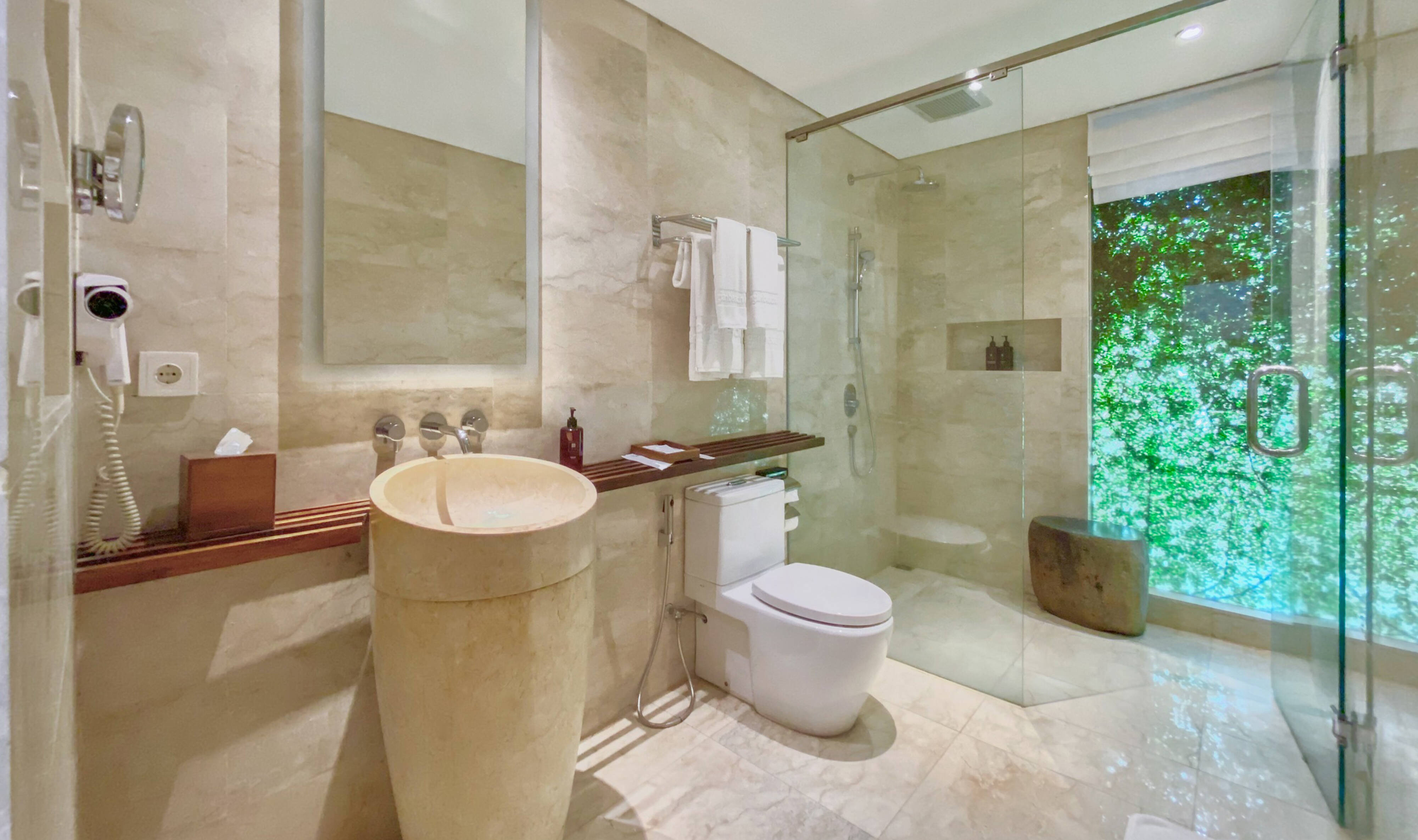 Badkamer van de Deluxe Garden Bungalow in het Candi Beach Resort in Candidasa op Bali