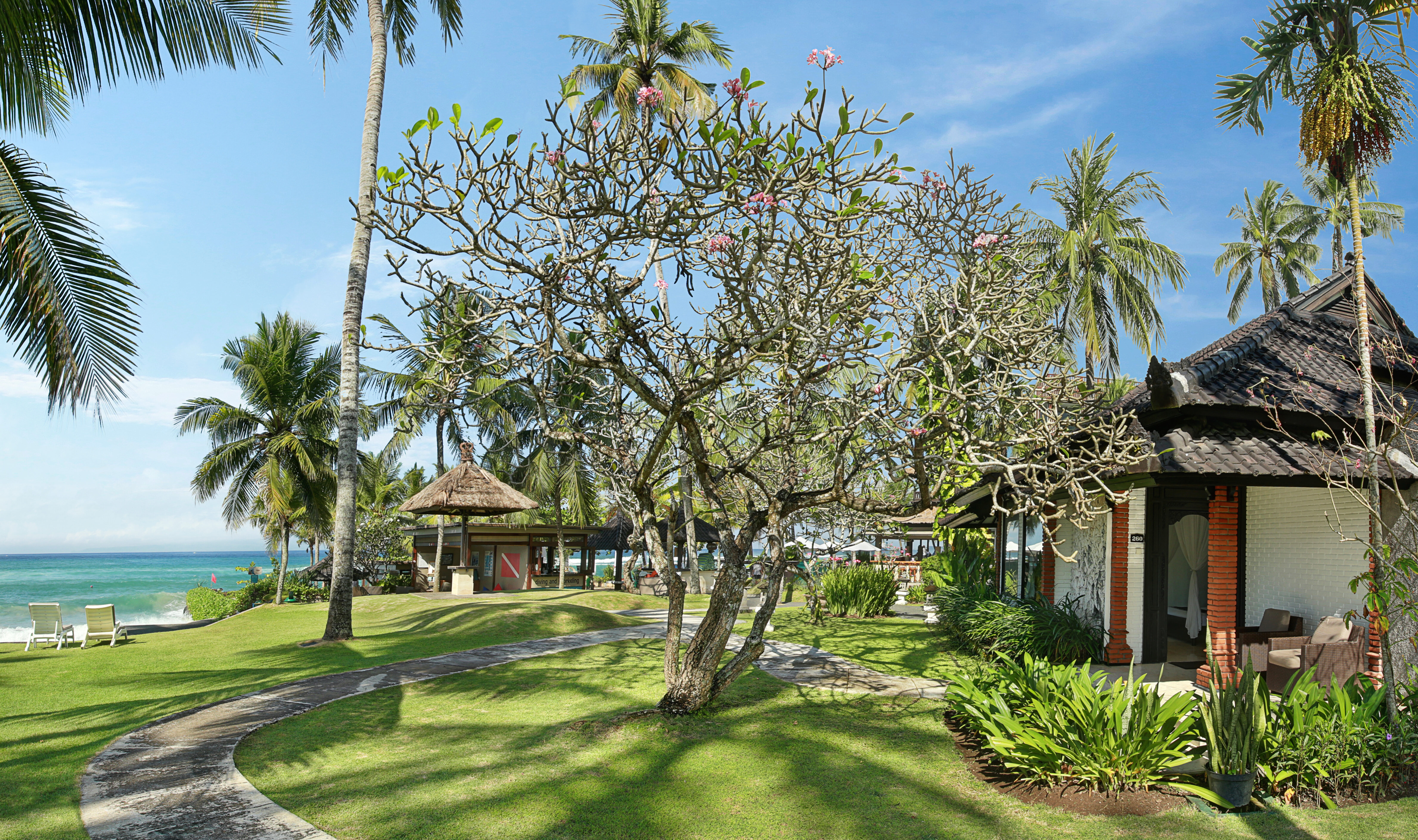 Deluxe Ocean Bungalow buitenkant in het Candi Beach Resort in Candidasa op Bali