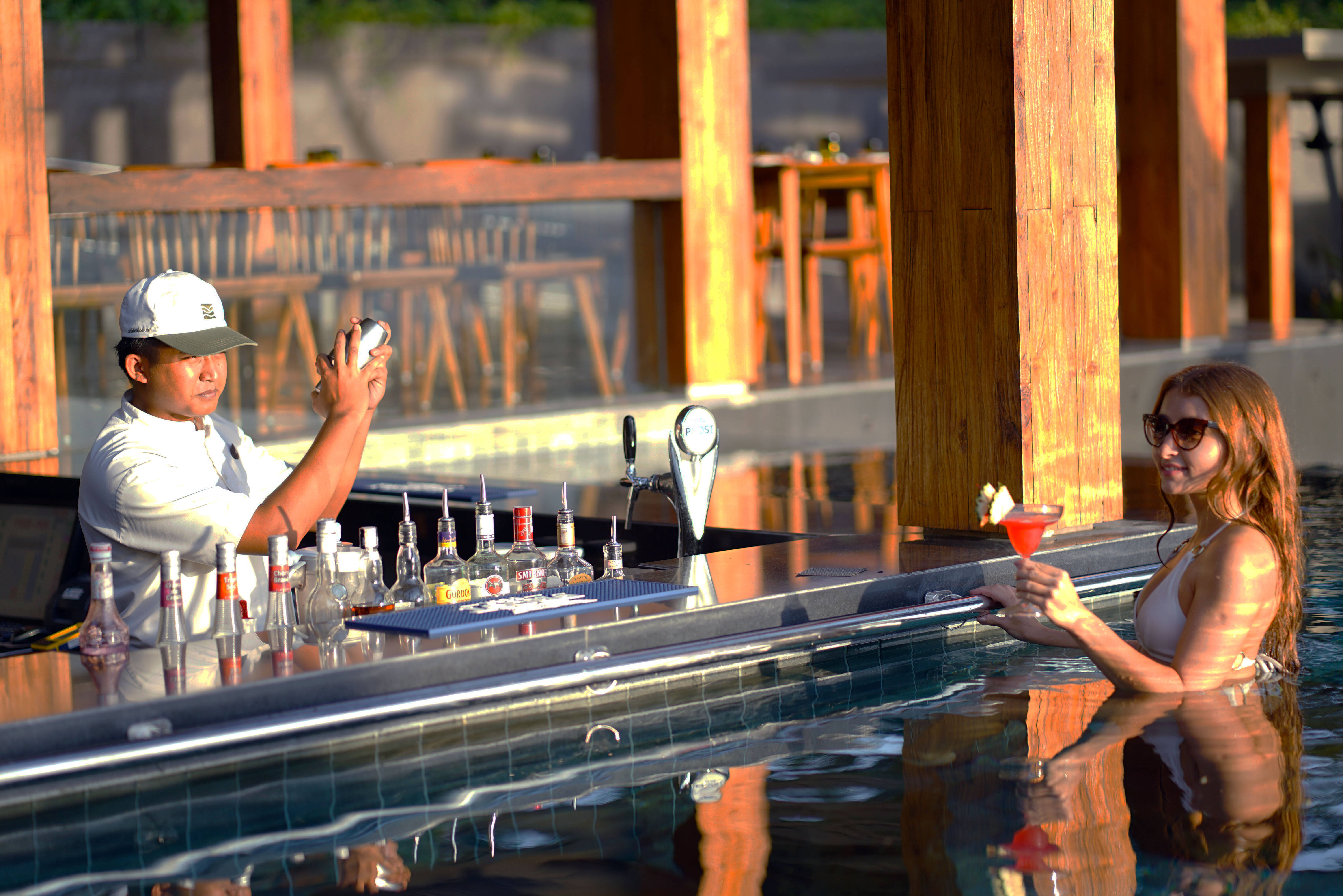 Pool bar in het Candi Beach Resort in Candidasa op Bali