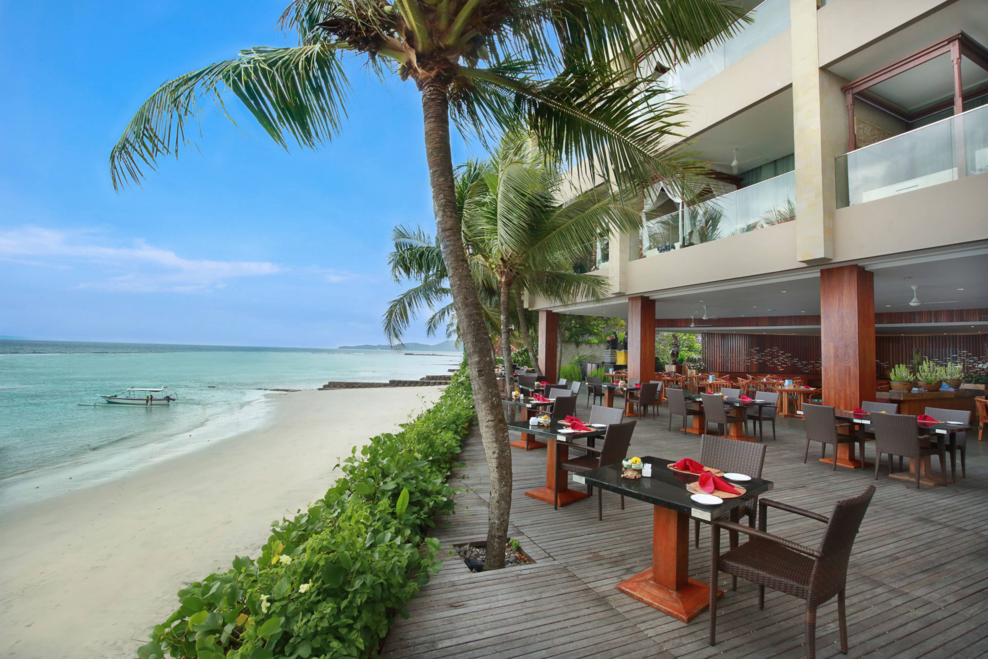 Terras van het Ocean Terrace Restaurant in het Candi Beach Resort in Candidasa op Bali