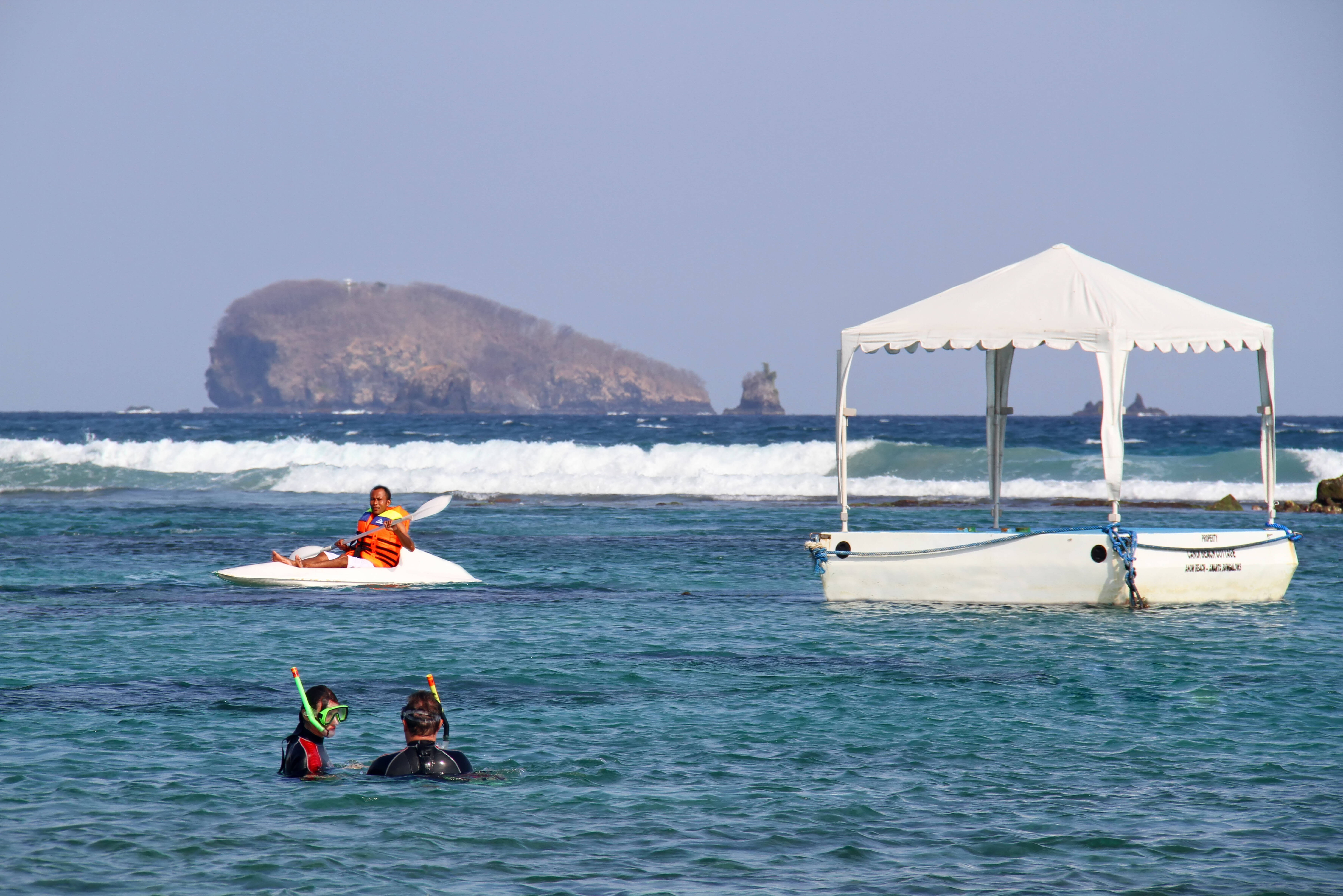 Kajakken en snorkelen bij het Candi Beach Resort in Candidasa op Bali