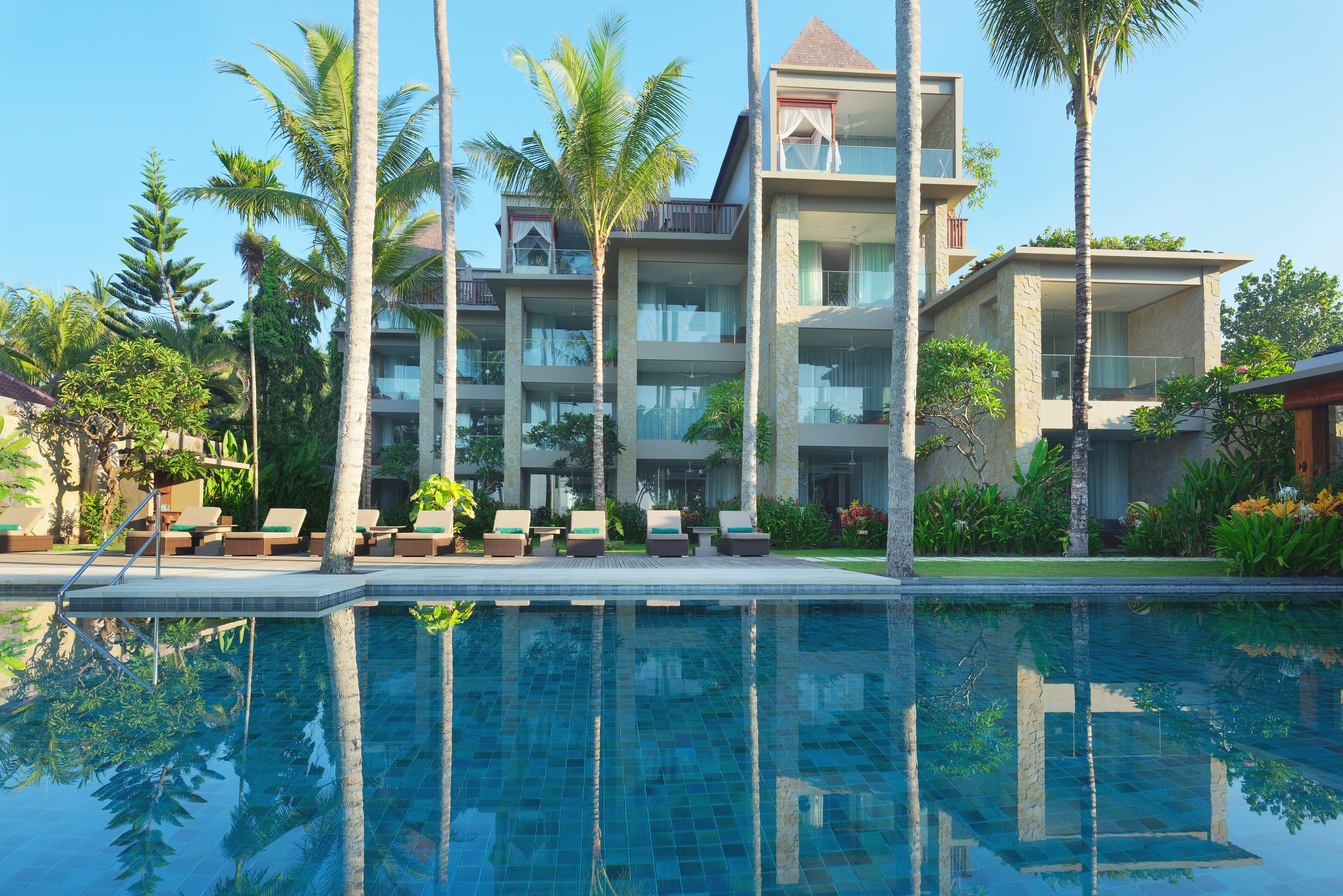 Gebouw met suites in het Candi Beach Resort in Candidasa op Bali