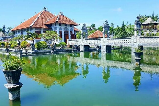 Bezoek Taman Ujung vanuit het Candi Beach Resort in Candidasa op Bali