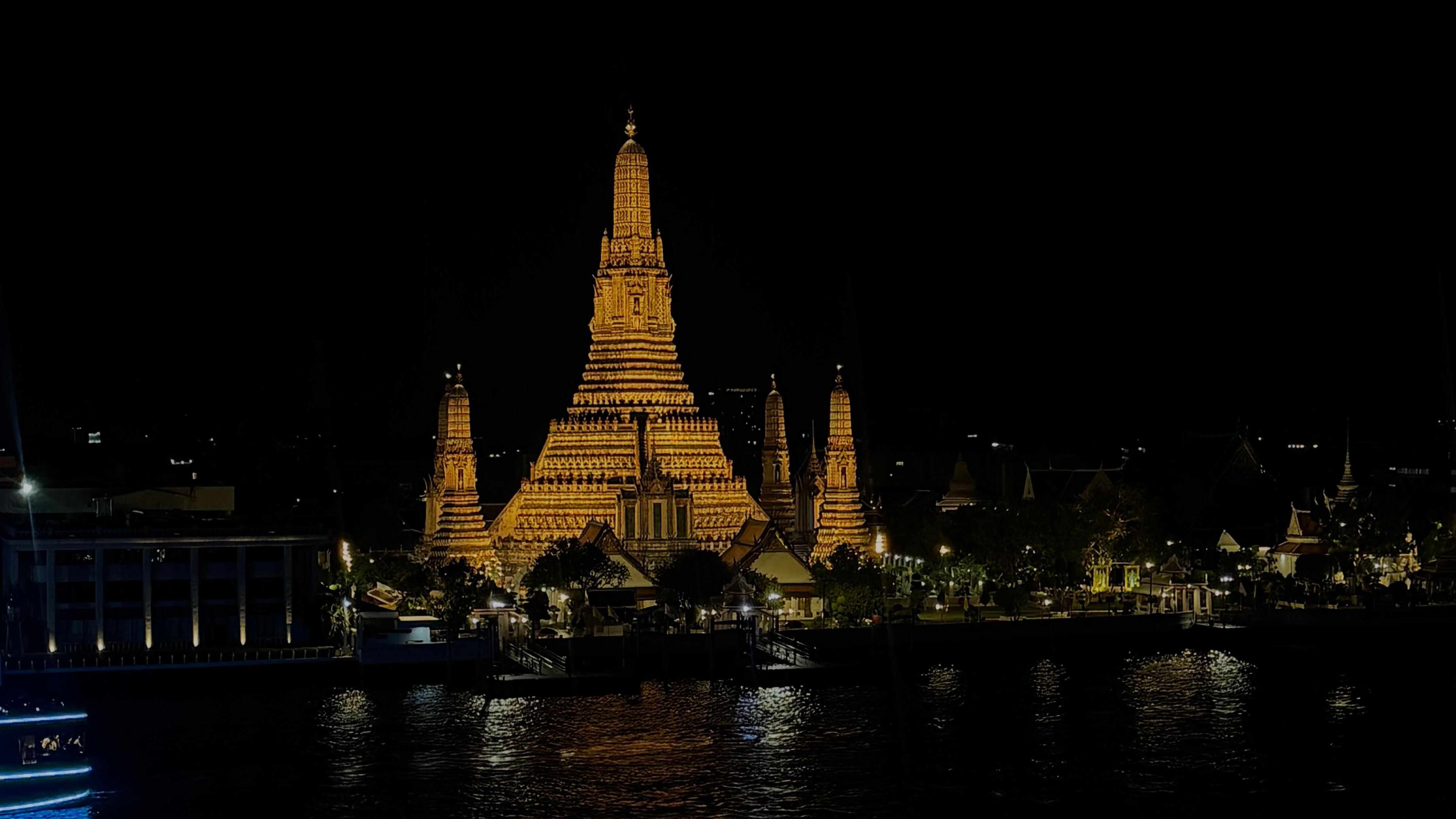Thailand-Bangkok-Wat-Arun-Avond-