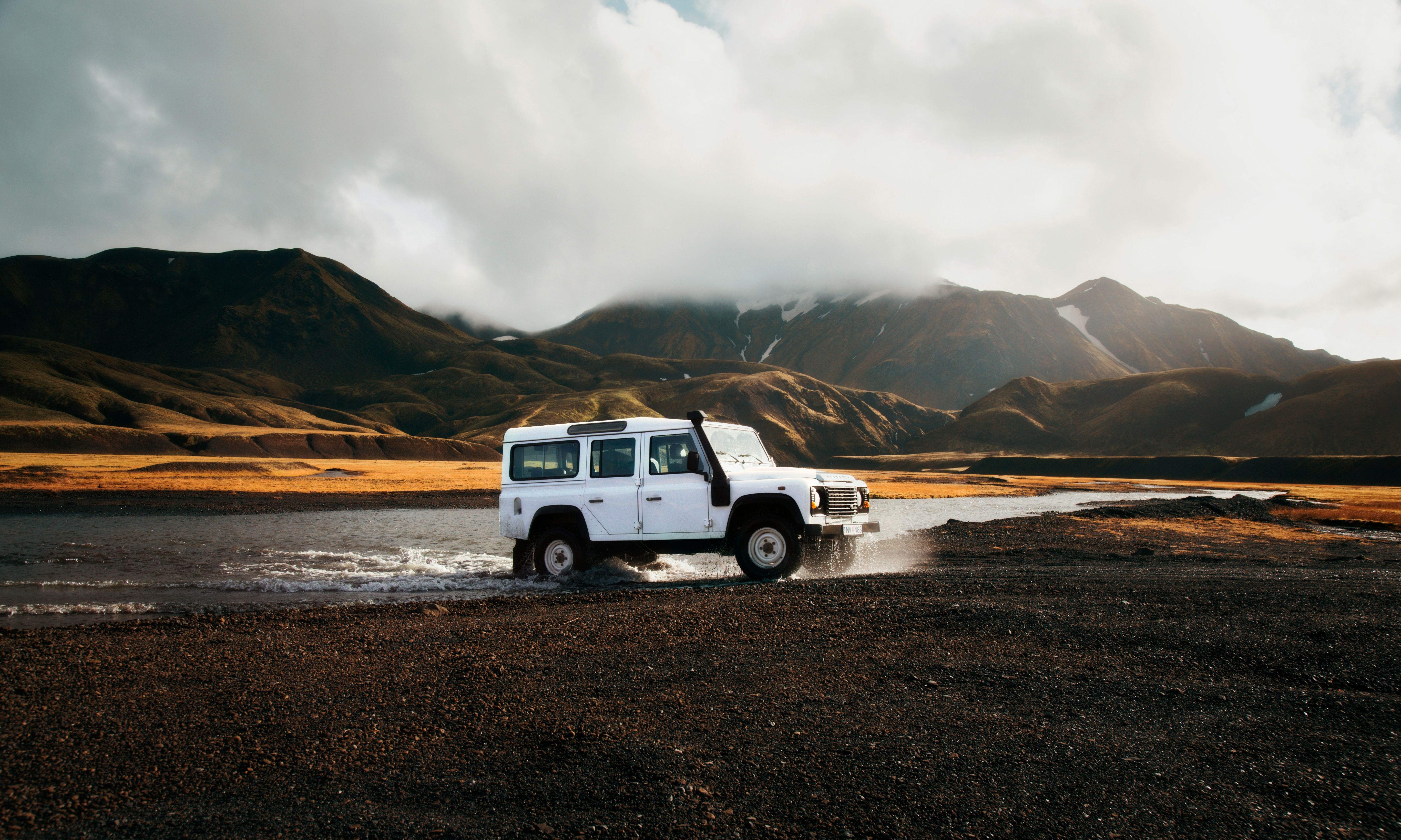 ijsland-4x4-terreinwagen-rivier-oversteken