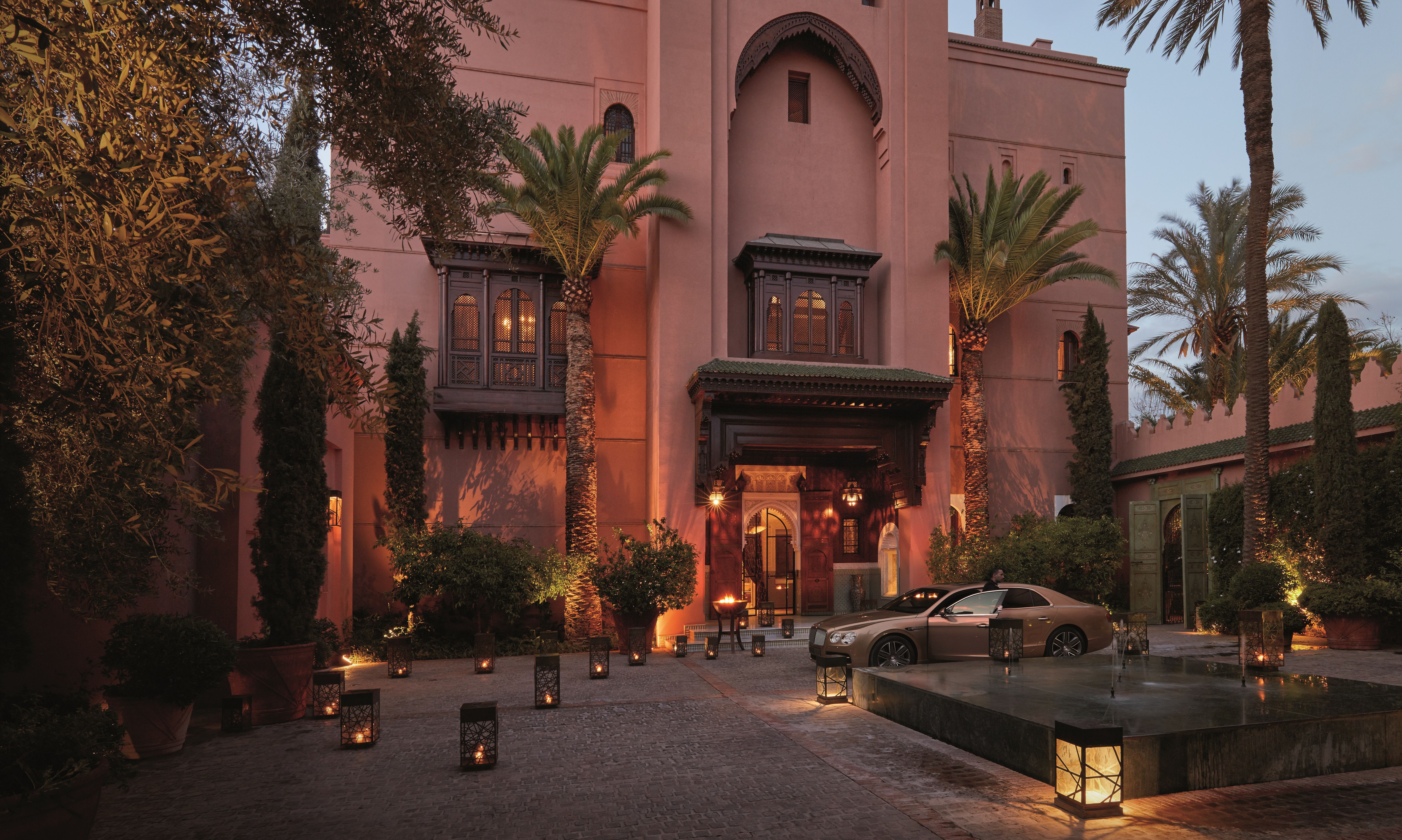 Marokko-Marrakech-Royal-Mansour-Grand-Riad-chauffeur-voor-deur