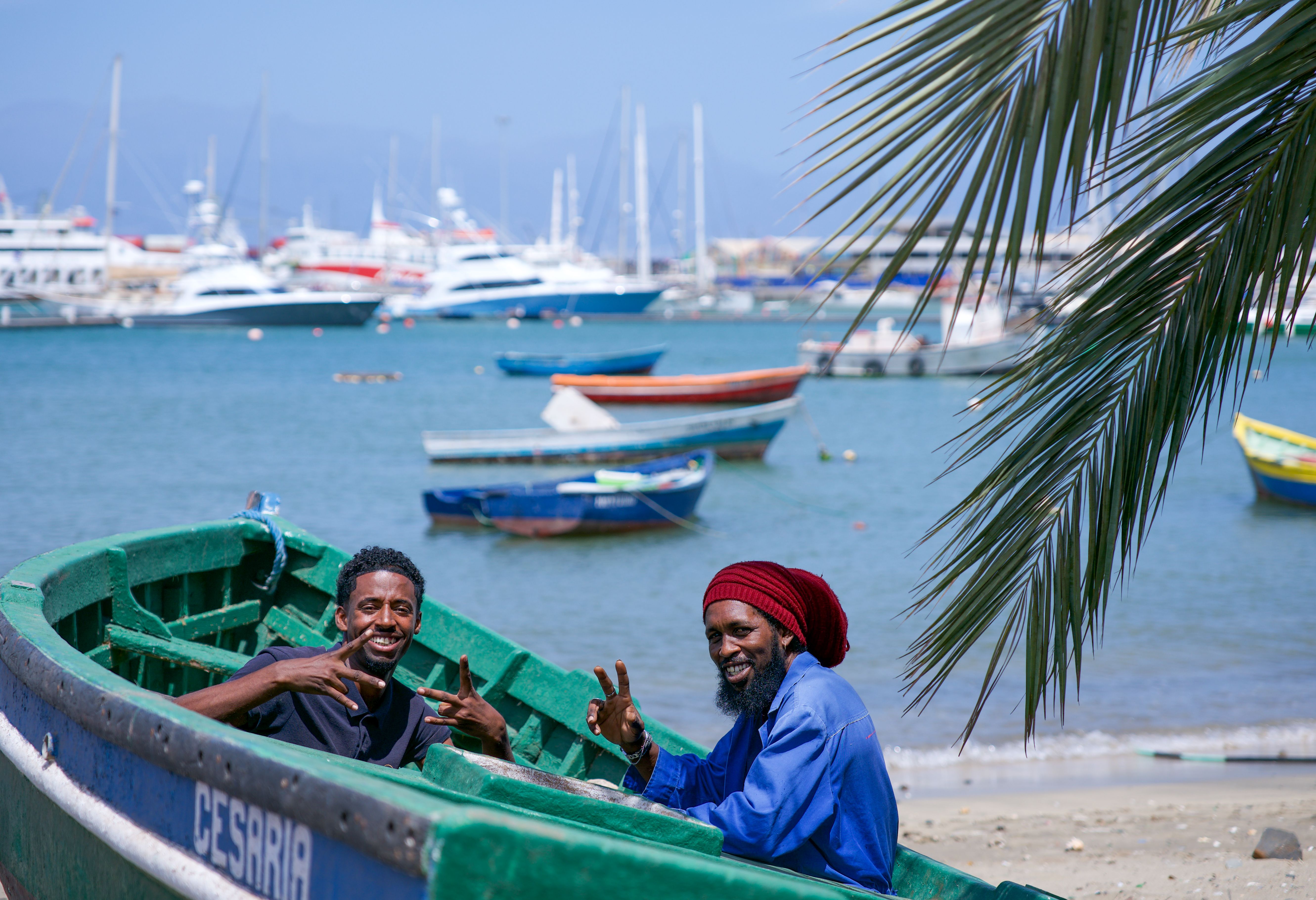 Kaapverdie-Sao-Vicente-Mindelo-Vissersbootjes-met-locals