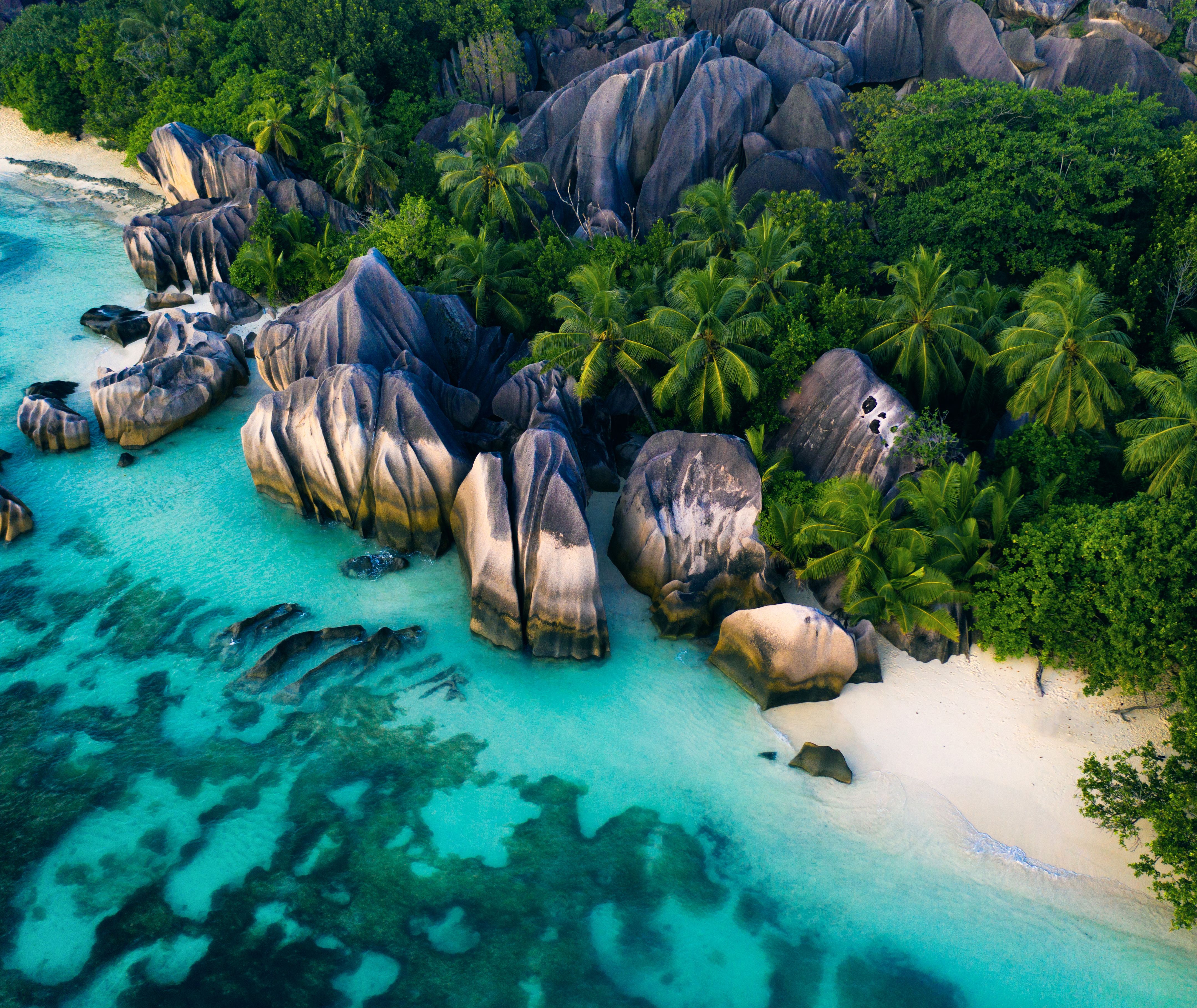 Seychellen-la-digue-aerial-tropisch-strand-rotsen