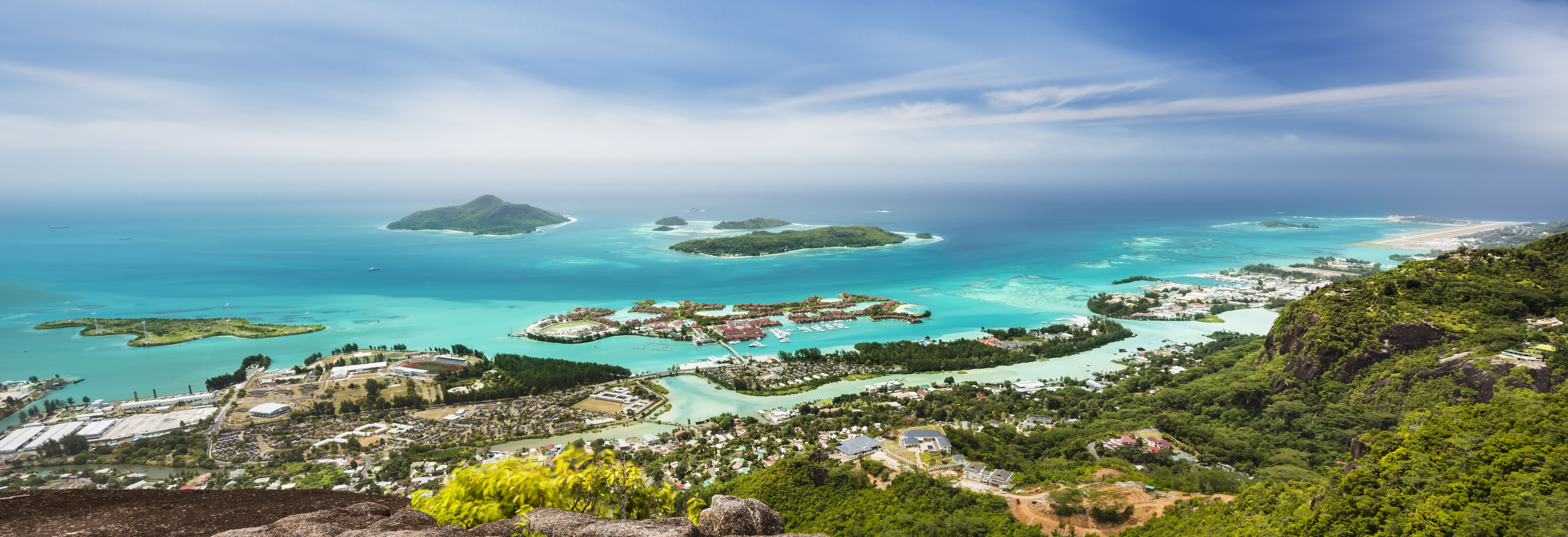 Seychllen-Mahe-Victoria-uitzicht-vanaf-Mount-Copolia-over-de-hoofdstad-en-Eden-Island