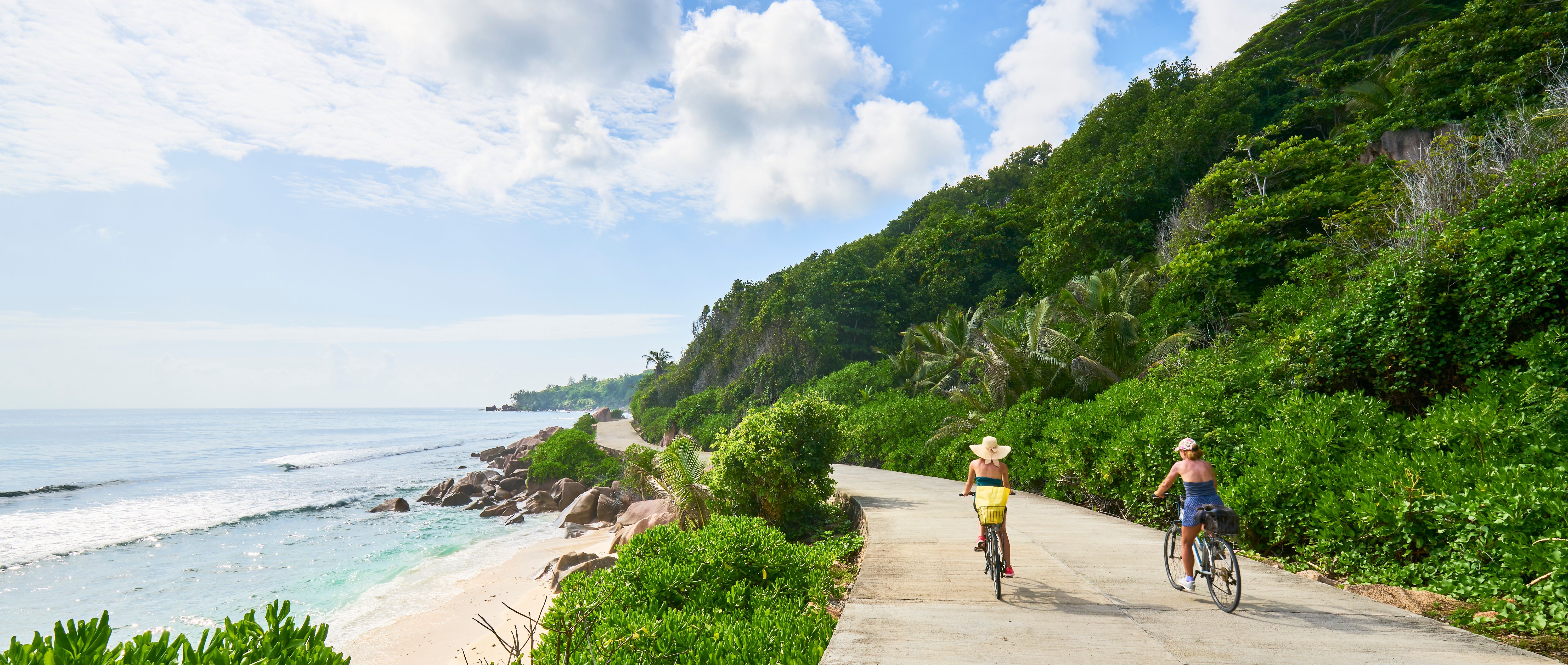 Seychellen-La-Digue-fietsende-dames-toeristen