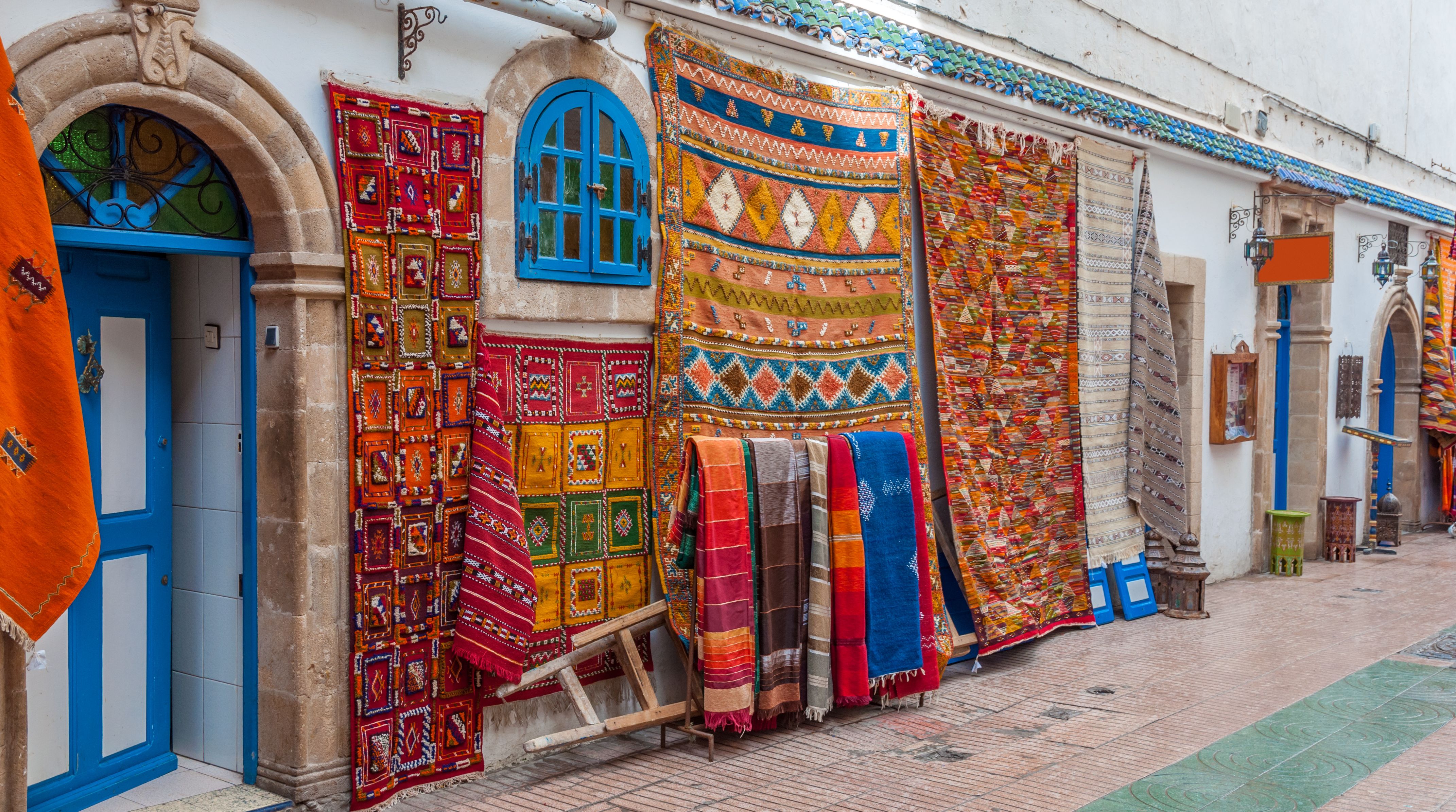 Marokko-Essaouira-vissersdorpje-Atlantische-Oceaan-straatje-met-kleden