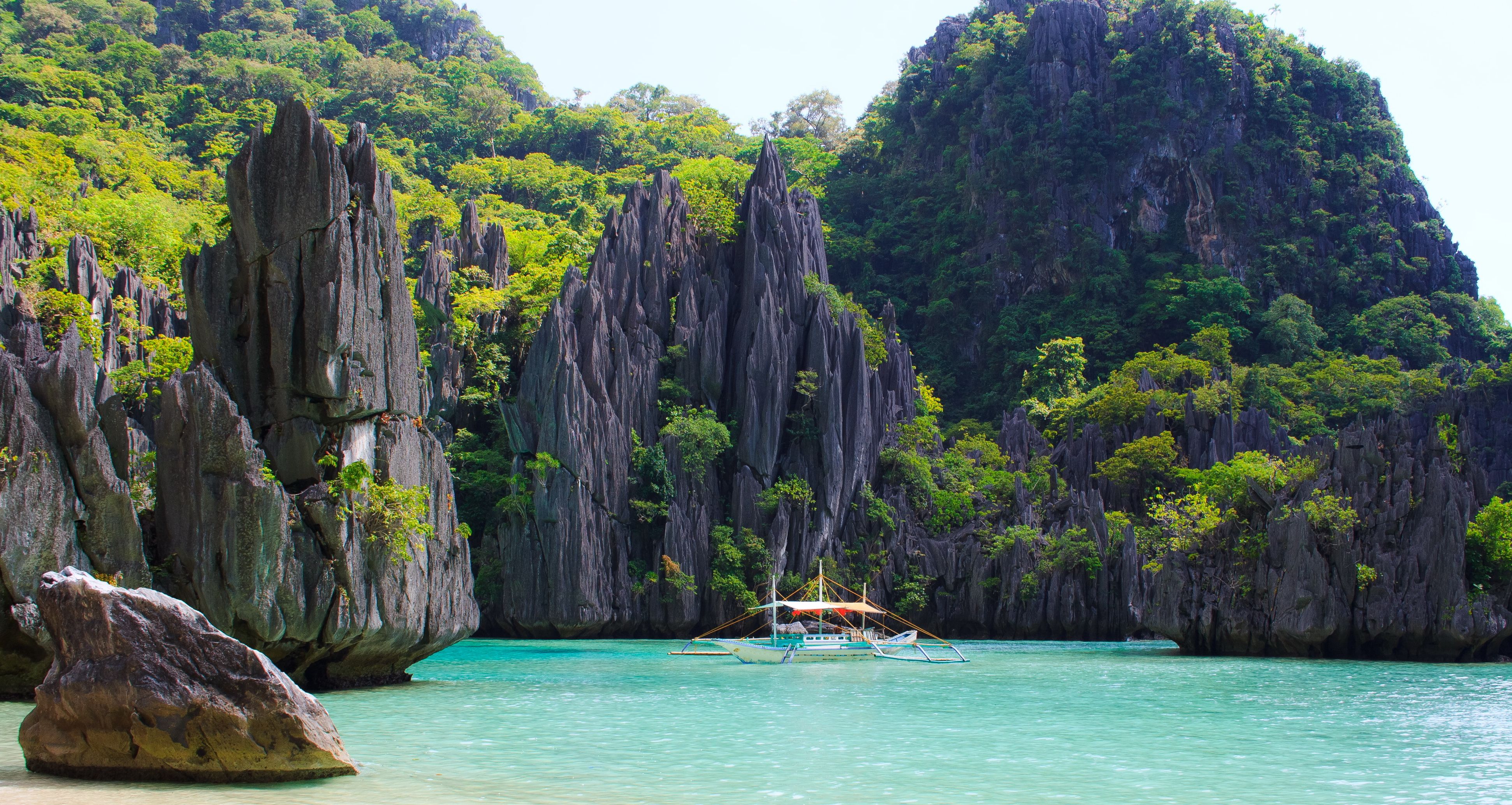 Filipijnen-Palawan-El-Nido-strand-bootje