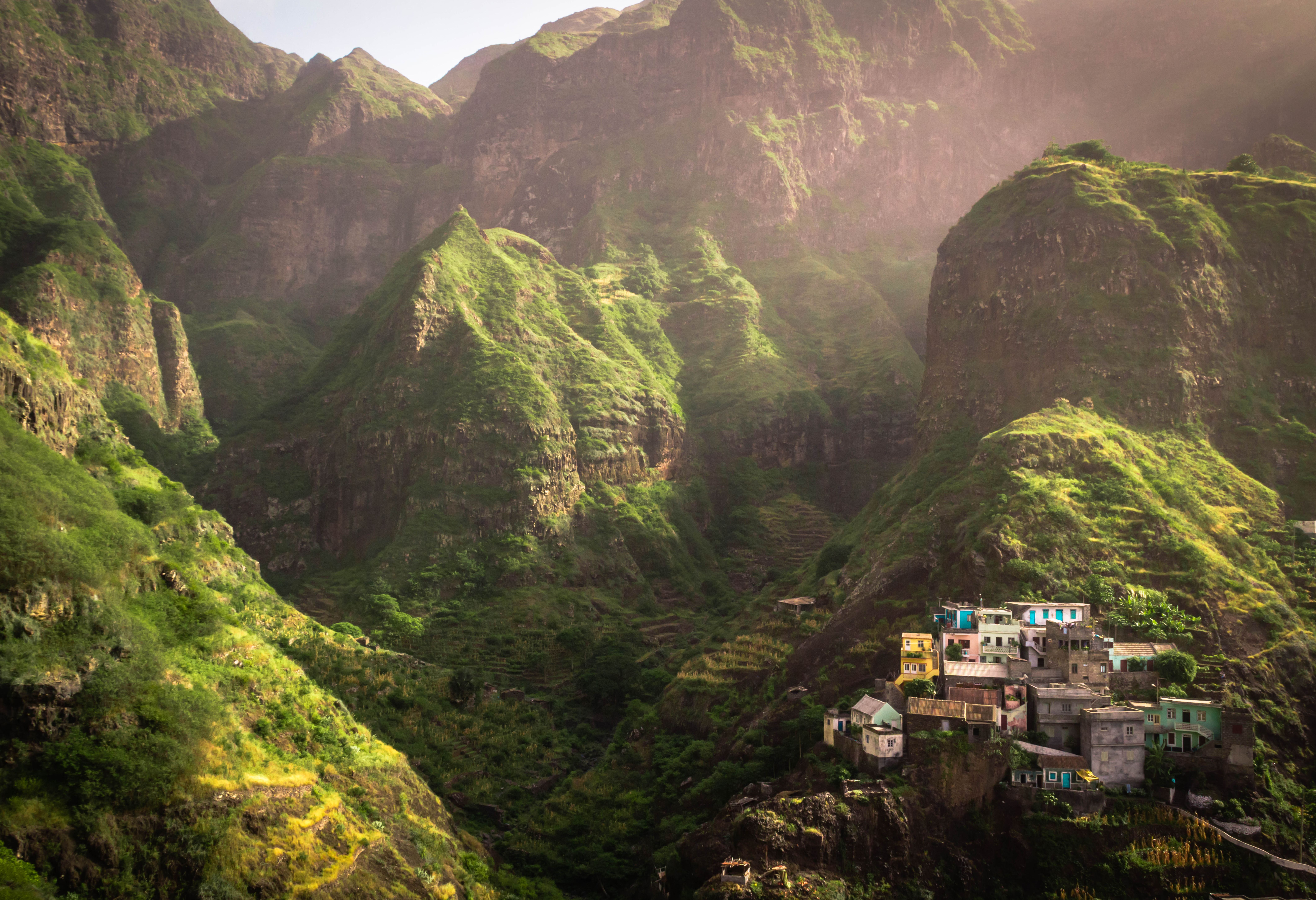 Kaapverdie-Santo-Antao-Fontainhas-met-bergen-op-achtergrond