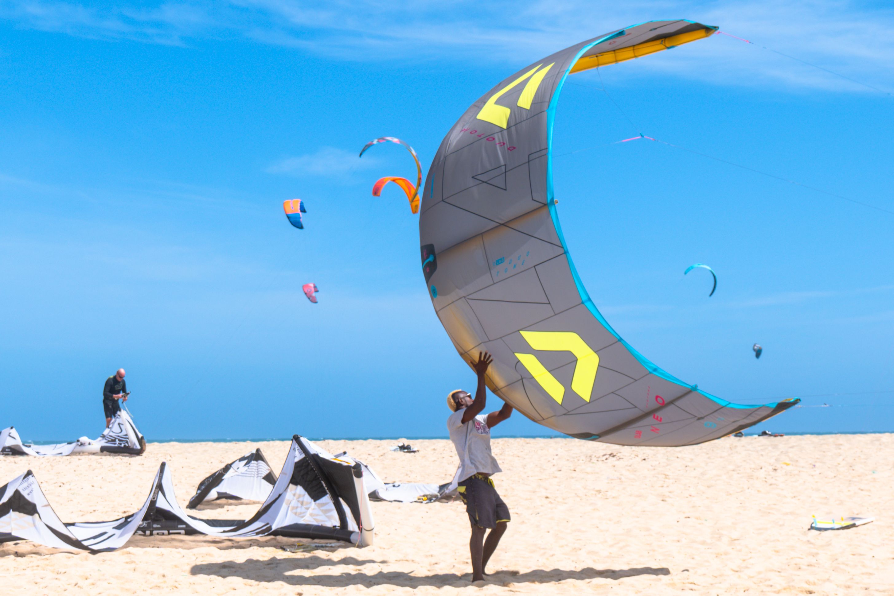 Kitesurf materiaal op strand