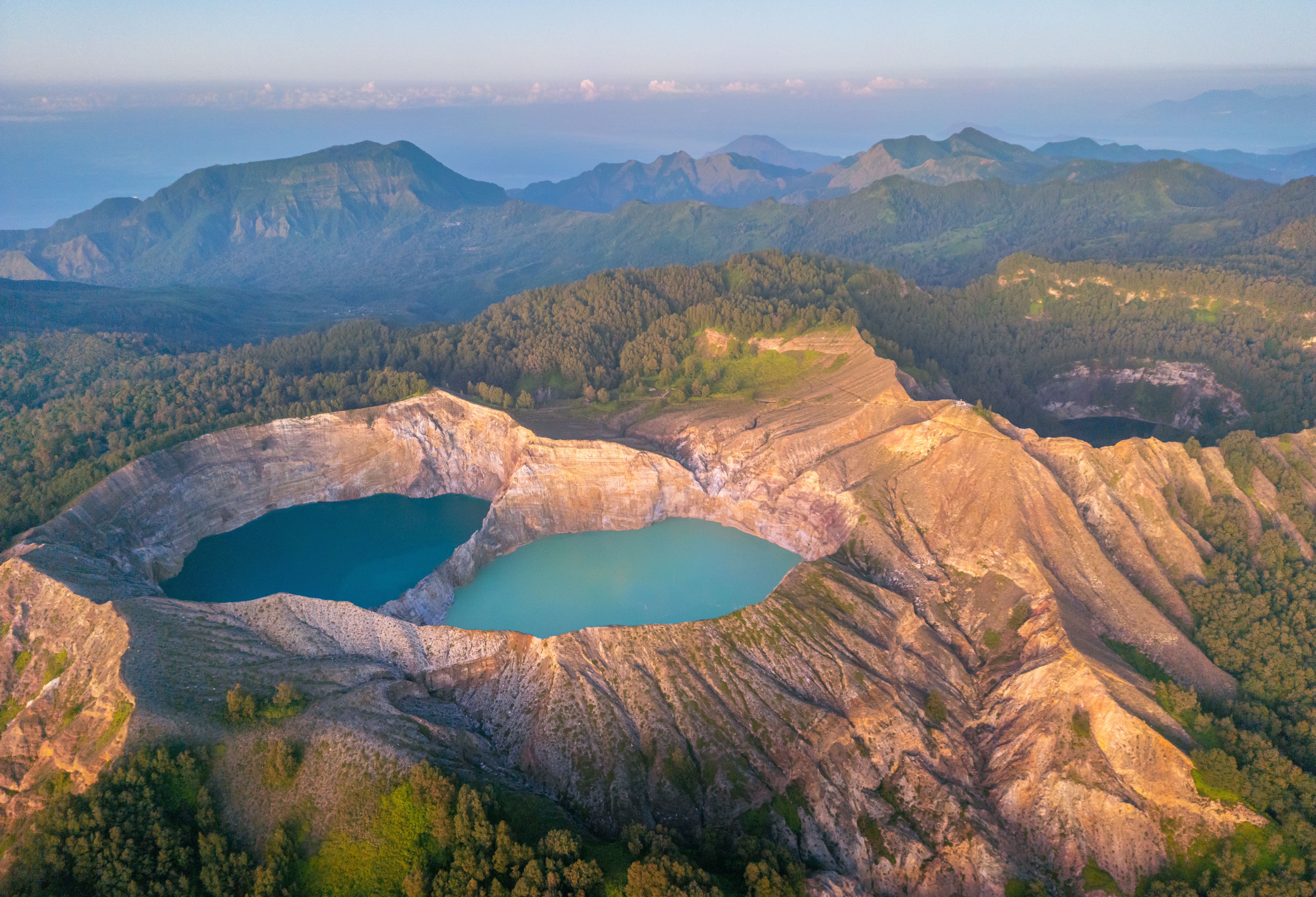 Kratermeren op Mount Kelimutu op Flores in Indonesie