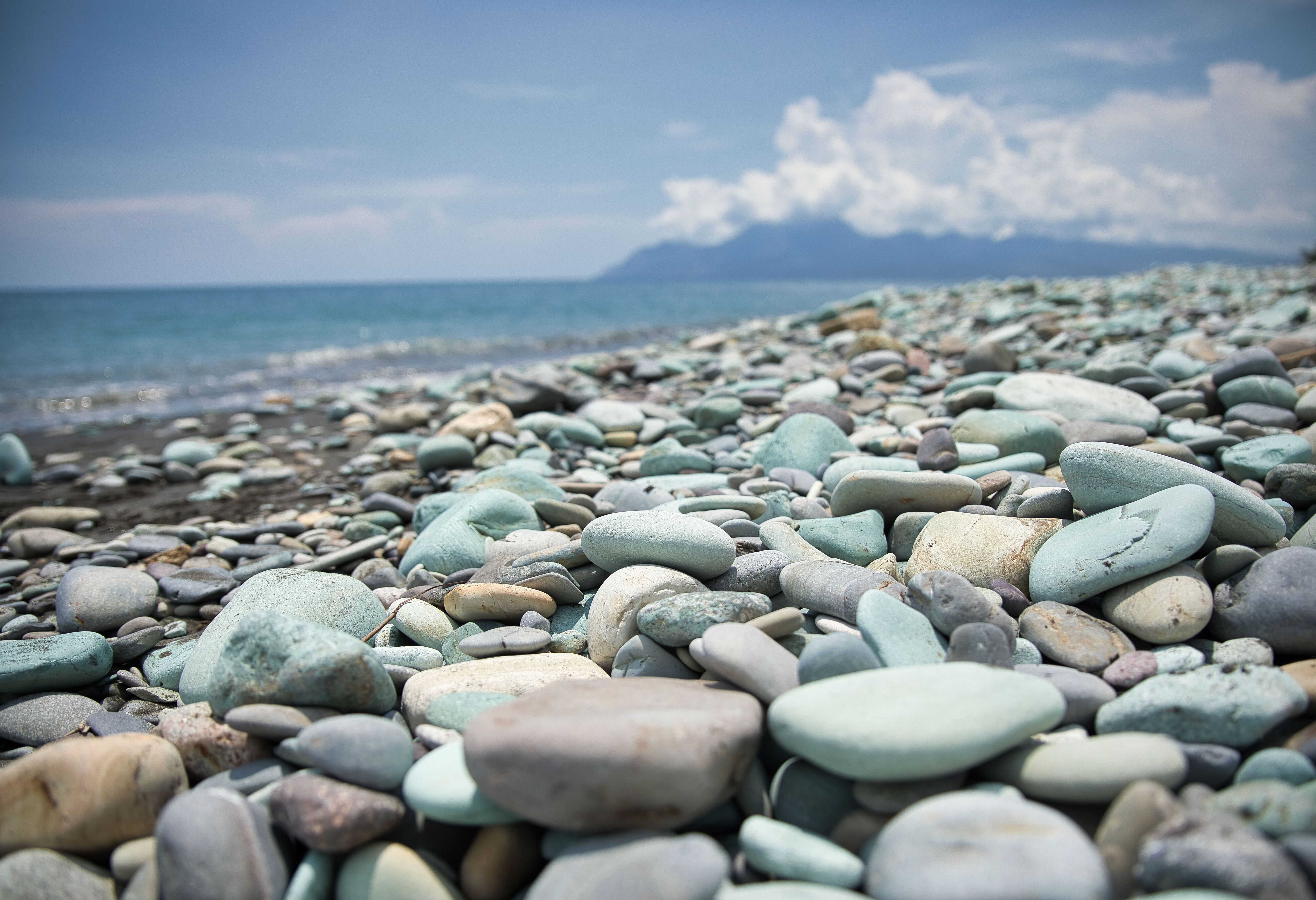 Blue Stone Beach op Flores in Indonesie