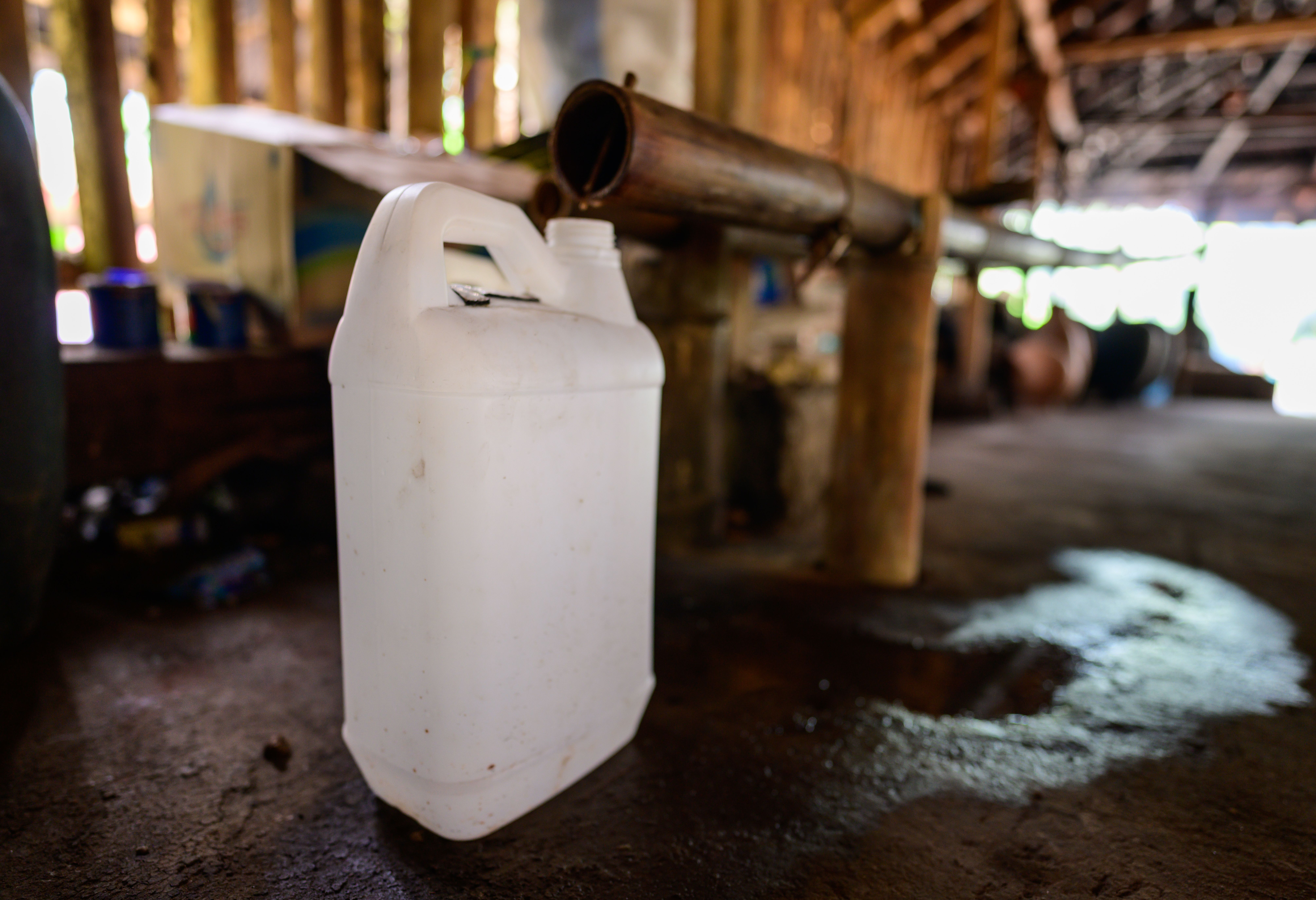Lokale arak distilleerderij in regio Aimere op Flores in Indonesie
